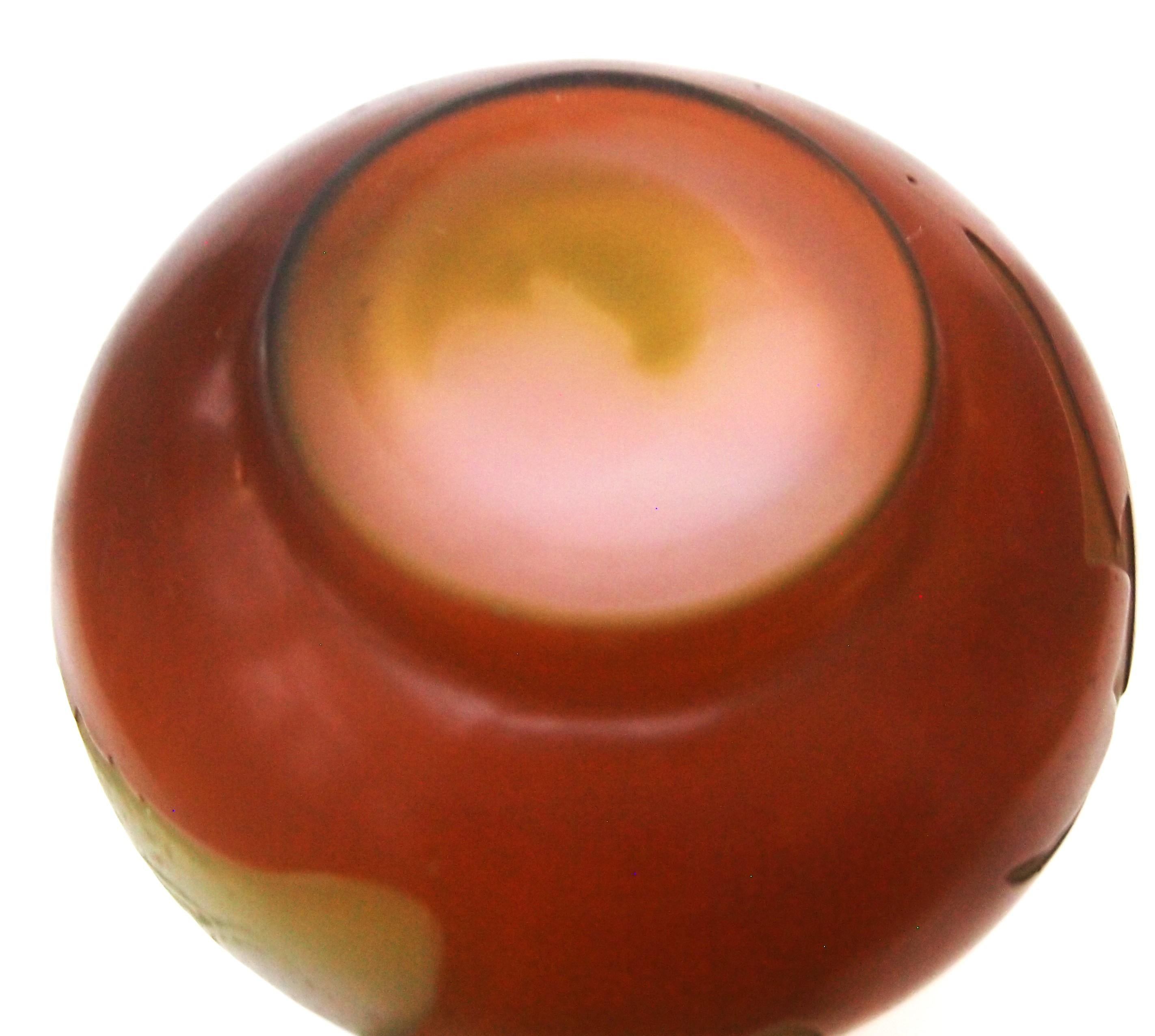 Jarrón francés Art Nouveau de vidrio camafeo verde/rosa de Emile Galle con vainas de semillas Umbel Vidrio artístico en venta