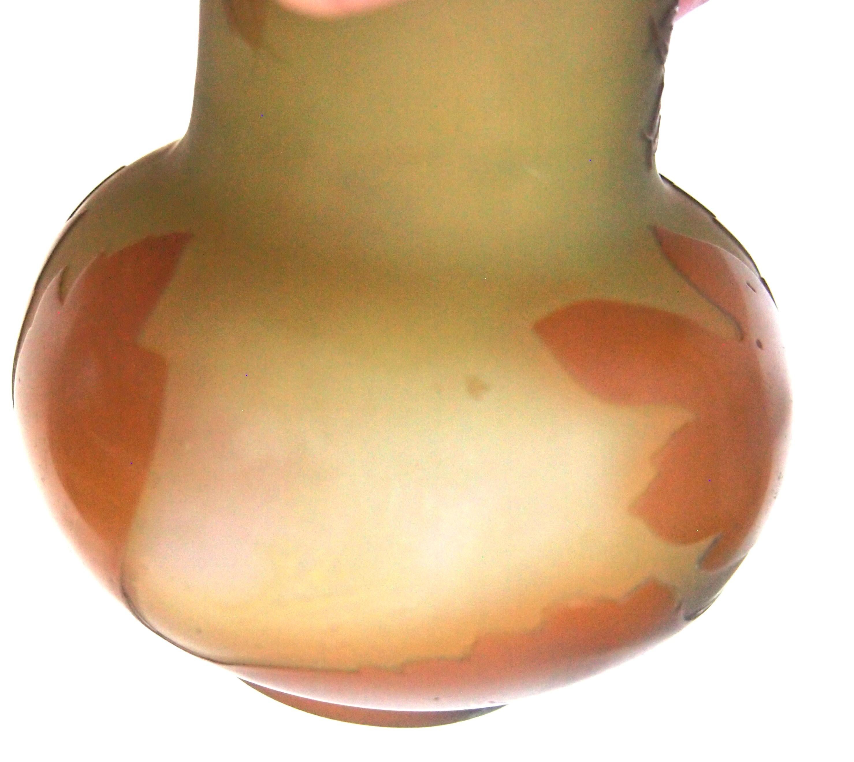 Jarrón francés Art Nouveau de vidrio camafeo verde/rosa de Emile Galle con vainas de semillas Umbel en venta 1