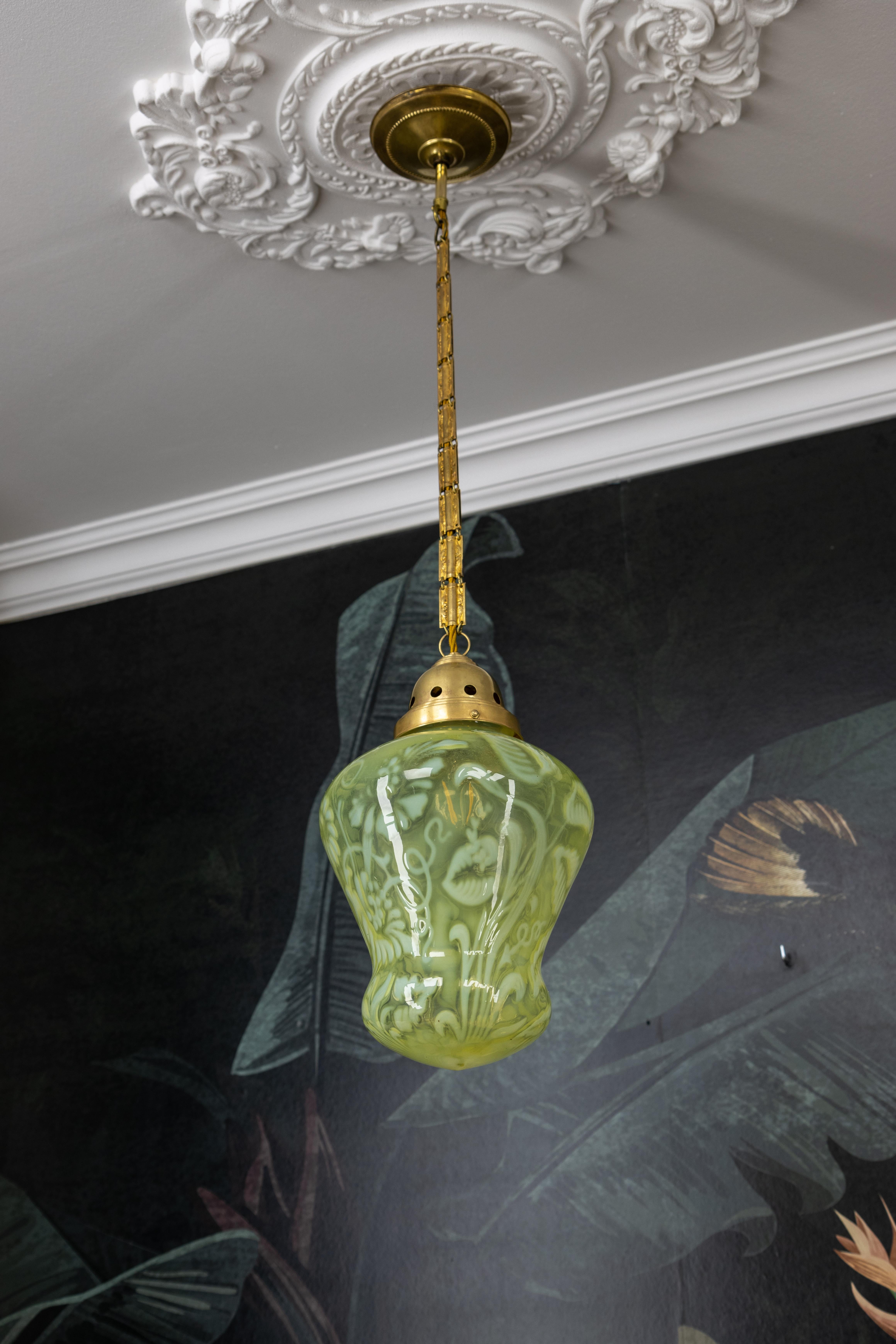 Lampada a sospensione in vetro vaselina verde Art Nouveau francese con catena in ottone, 1920 ca. in vendita 4