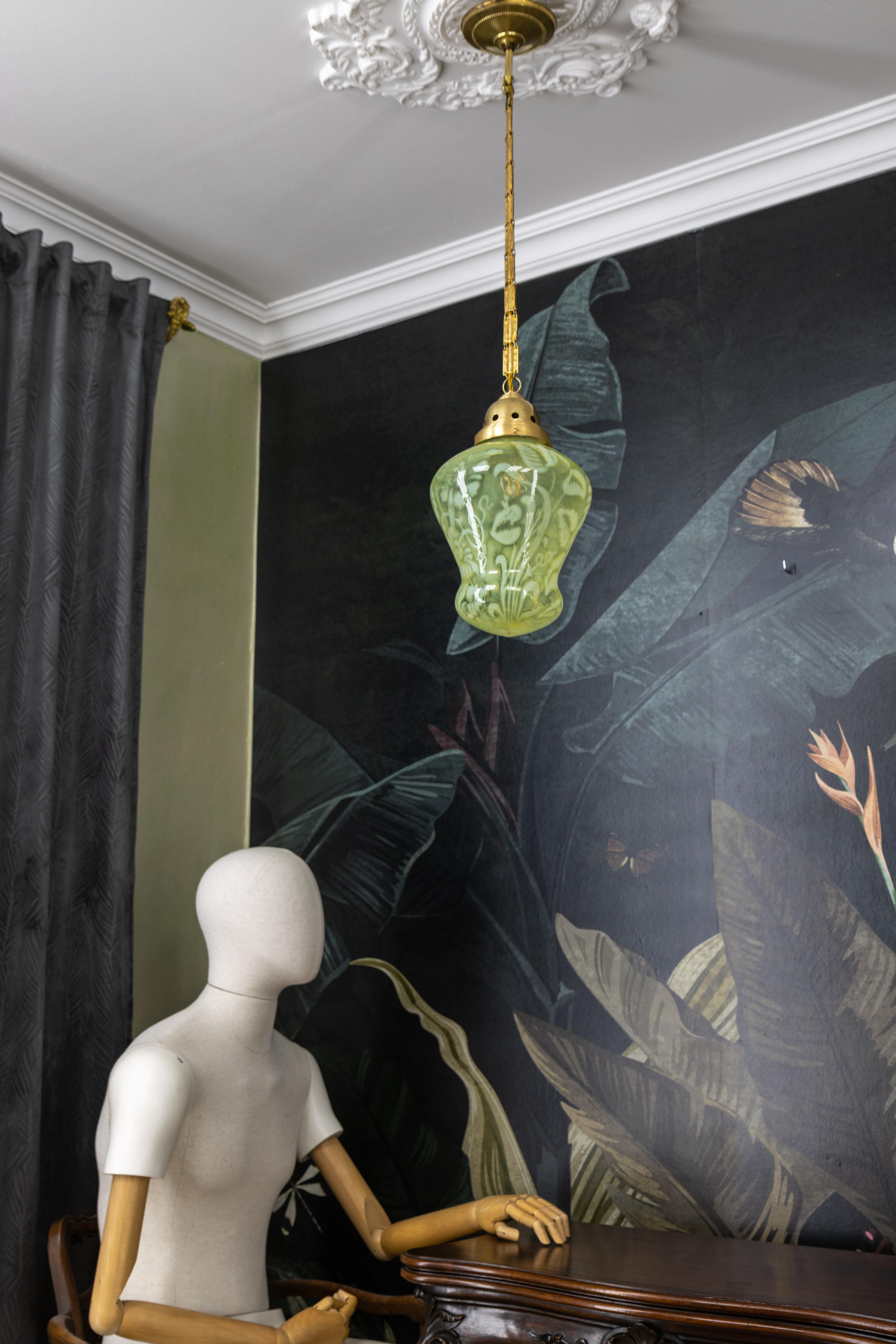 Lampada a sospensione in vetro vaselina verde Art Nouveau francese con catena in ottone, 1920 ca. in vendita 5