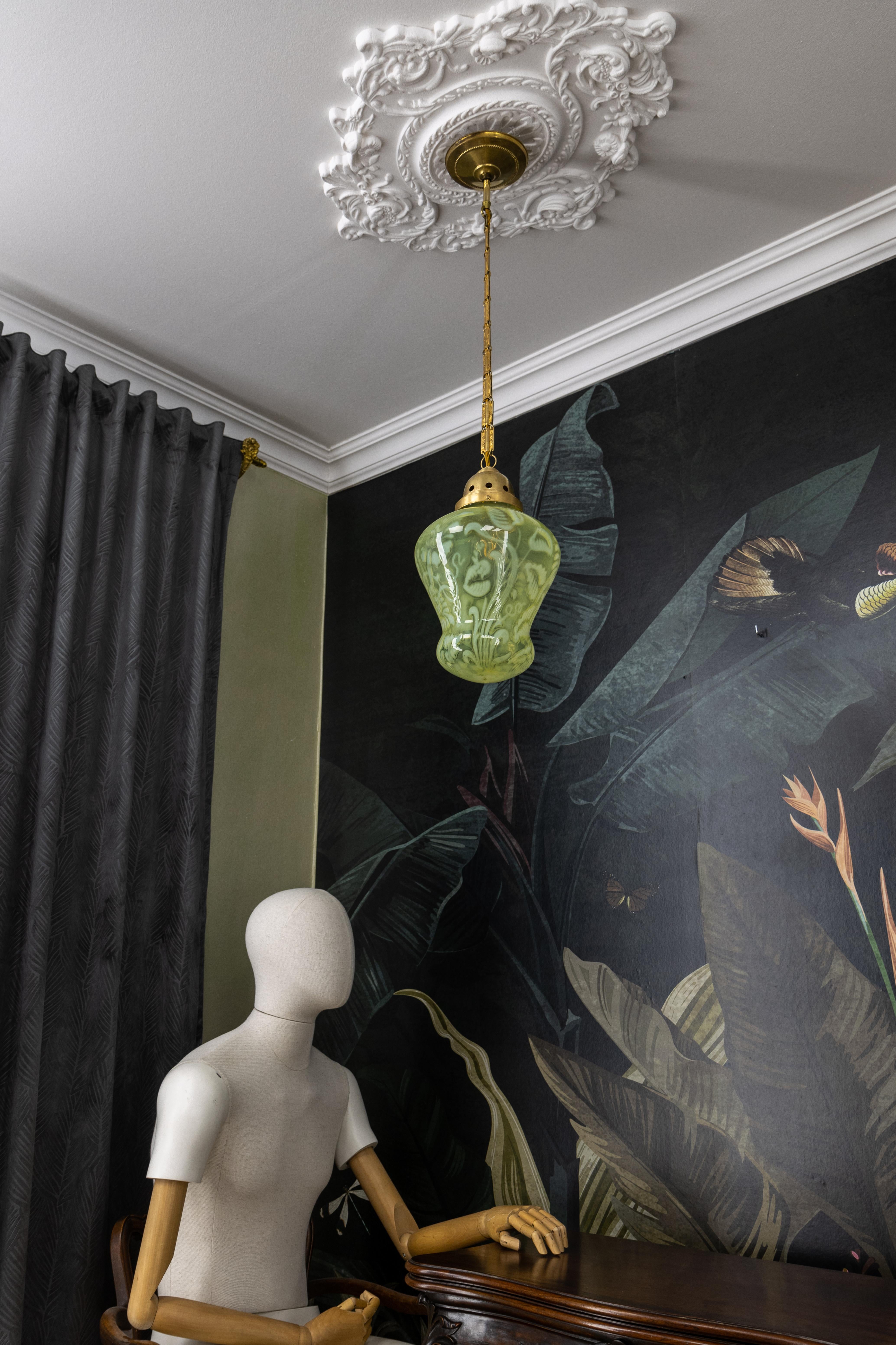 Lampada a sospensione in vetro vaselina verde Art Nouveau francese con catena in ottone, 1920 ca. in vendita 6