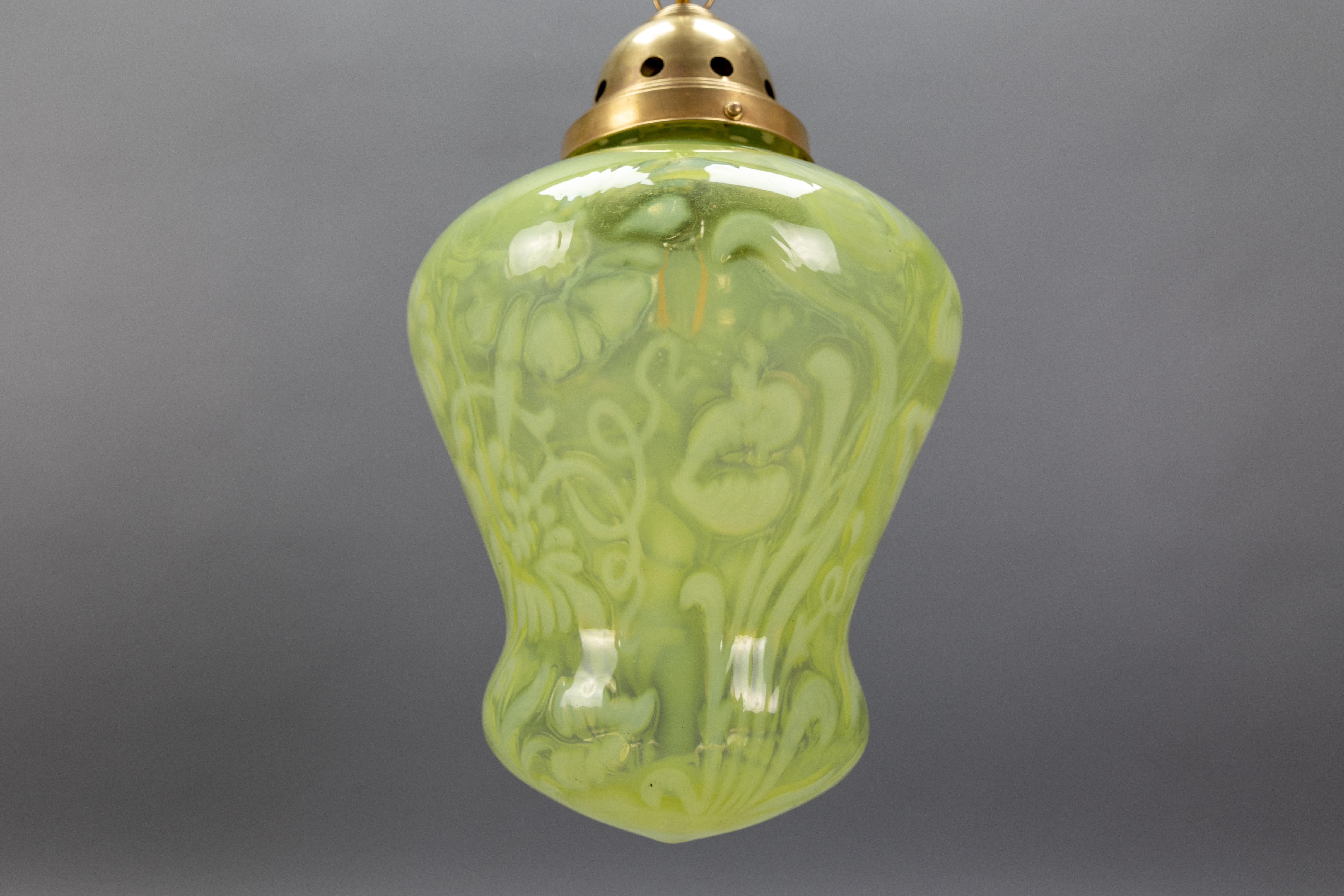 Lampada a sospensione in vetro vaselina verde Art Nouveau francese con catena in ottone, 1920 ca. in vendita 7