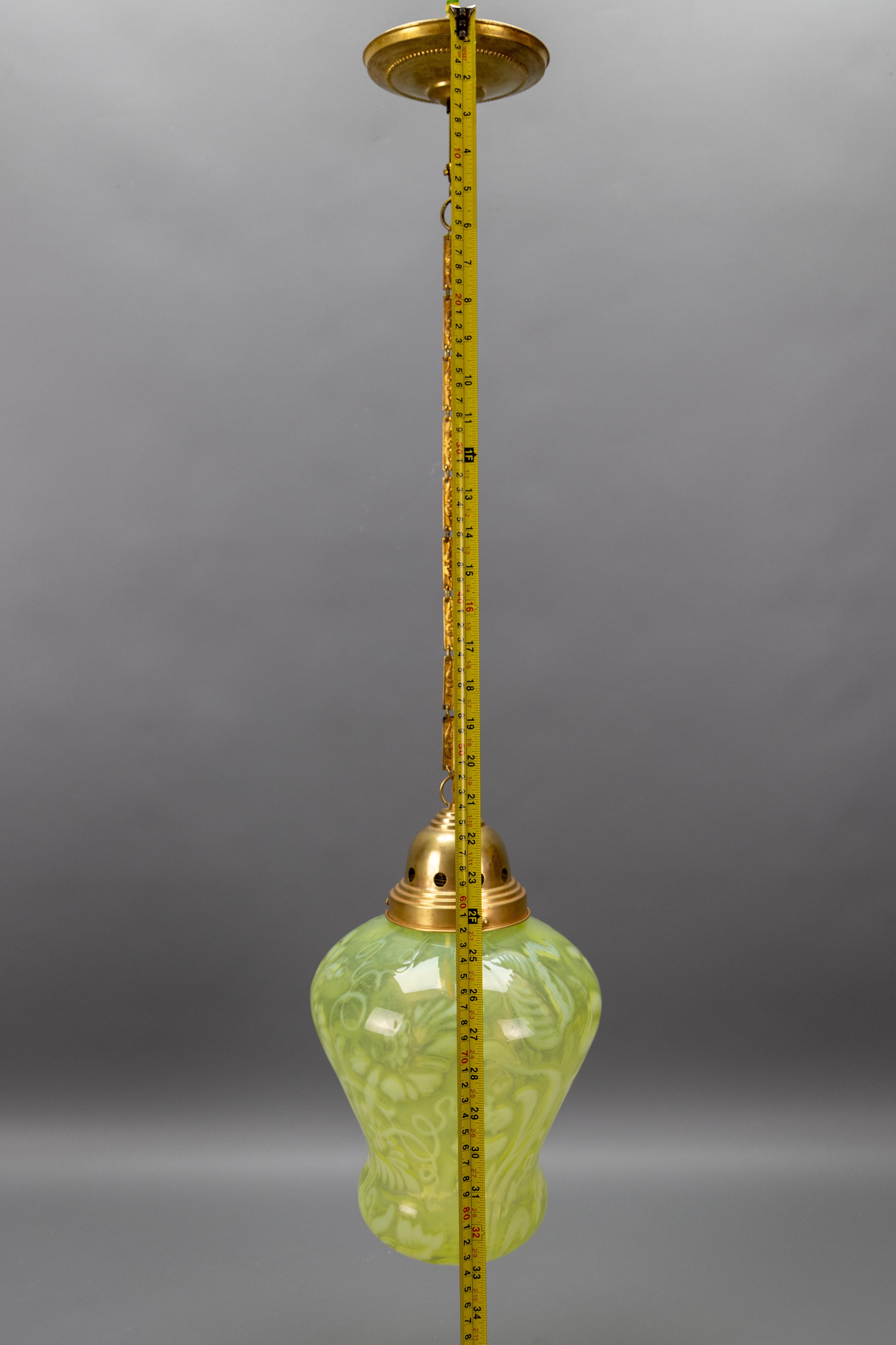 Lampada a sospensione in vetro vaselina verde Art Nouveau francese con catena in ottone, 1920 ca. in vendita 9