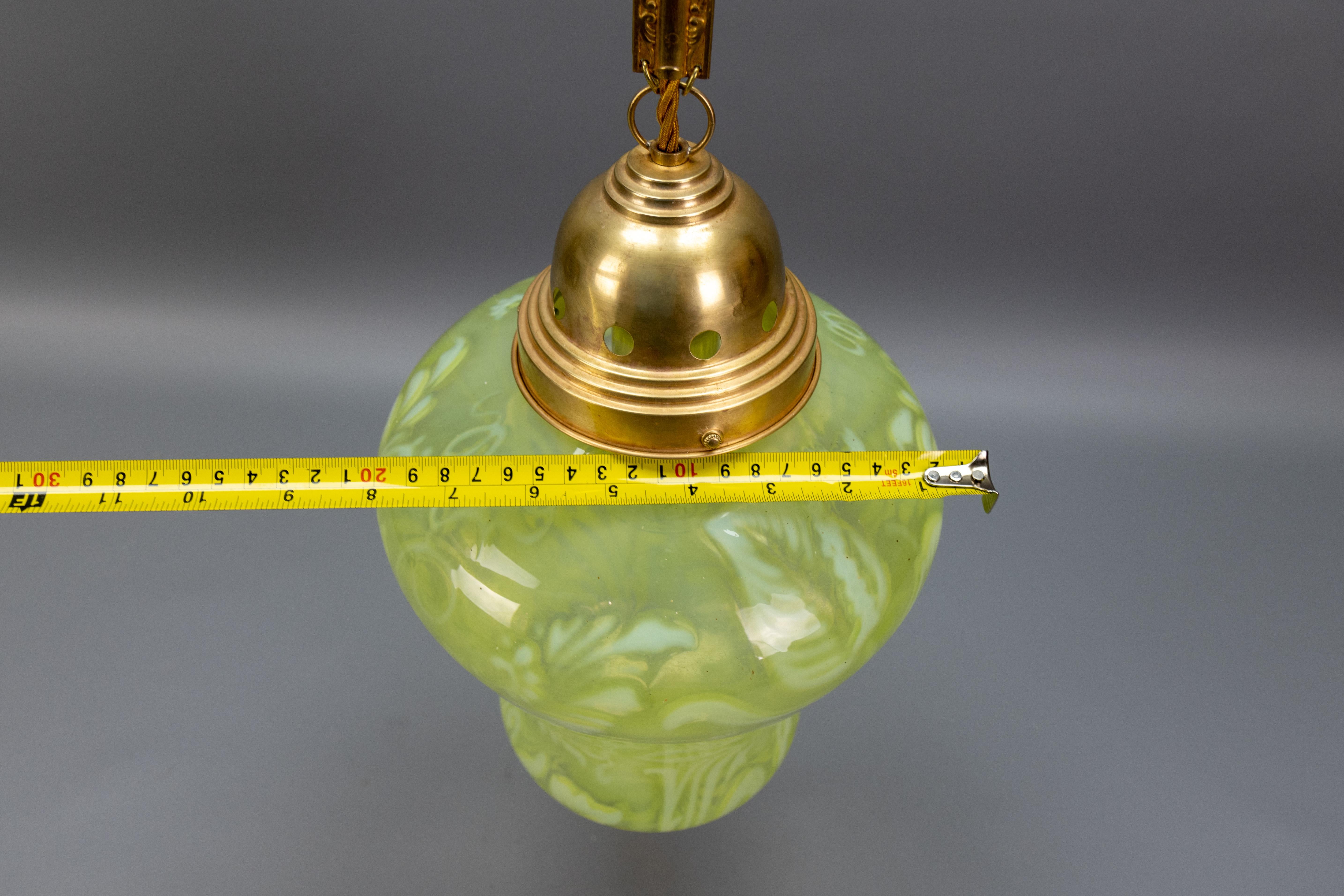 Lampada a sospensione in vetro vaselina verde Art Nouveau francese con catena in ottone, 1920 ca. in vendita 10