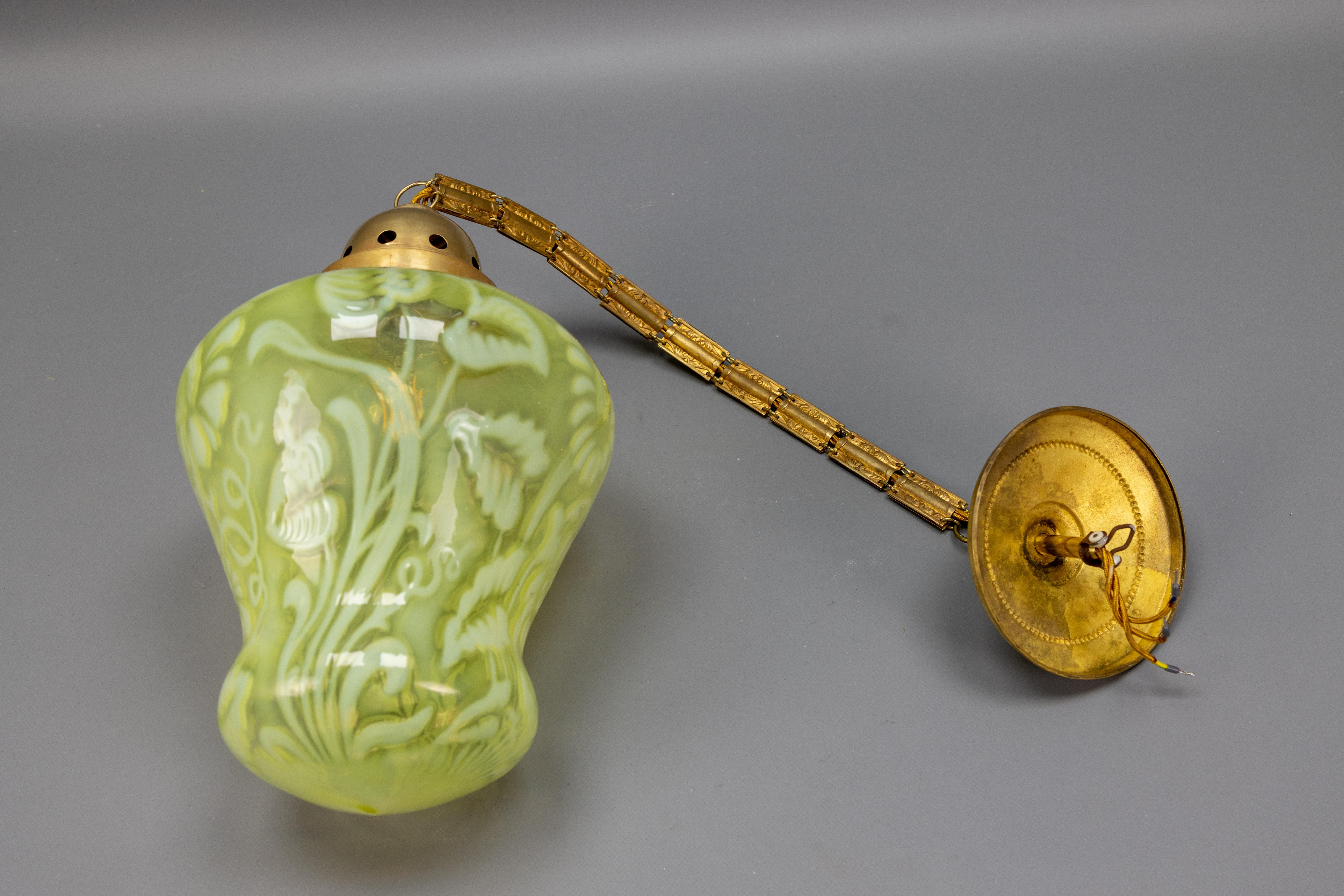 Lampada a sospensione in vetro vaselina verde Art Nouveau francese con catena in ottone, 1920 ca. in vendita 12
