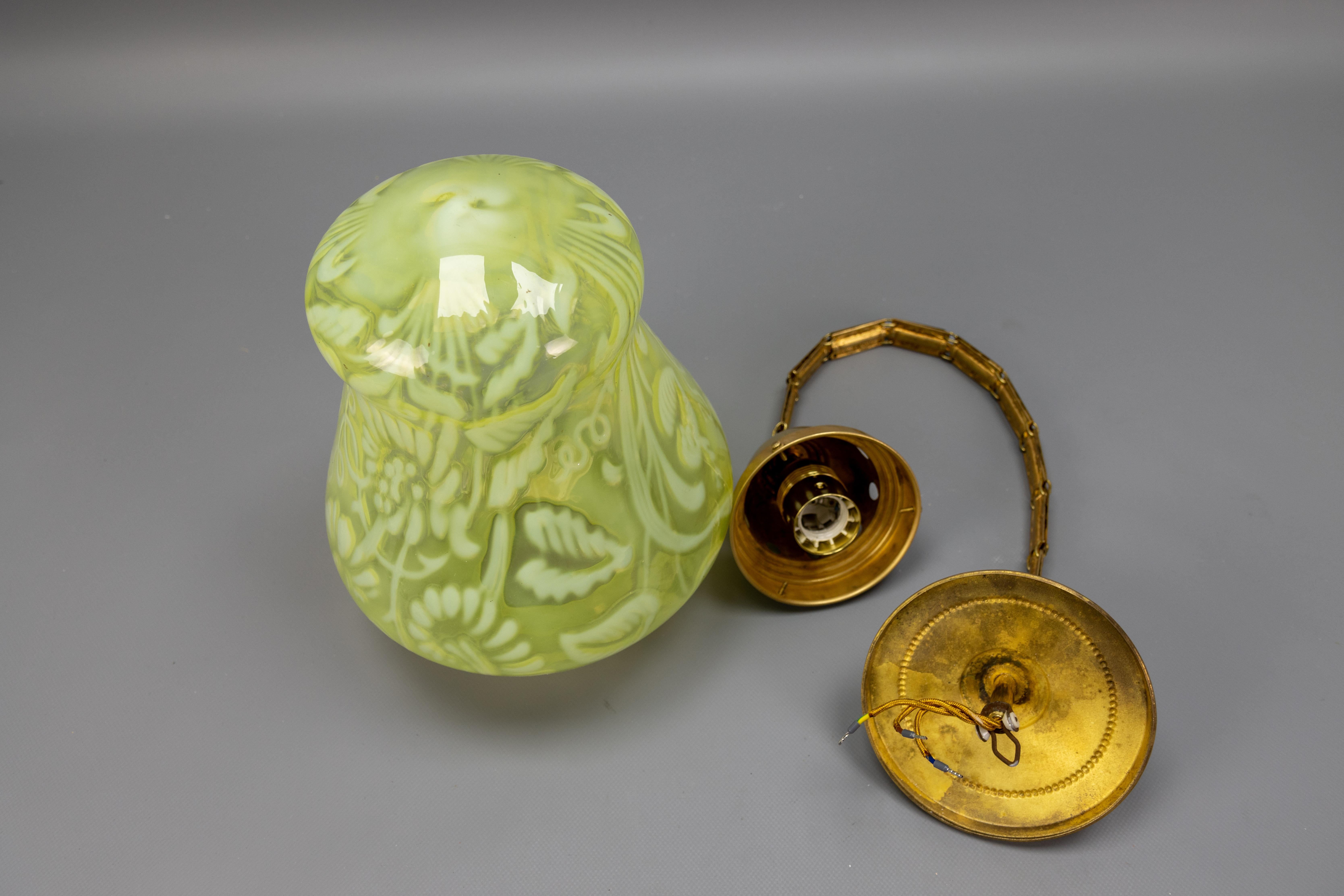 Lampada a sospensione in vetro vaselina verde Art Nouveau francese con catena in ottone, 1920 ca. in vendita 13
