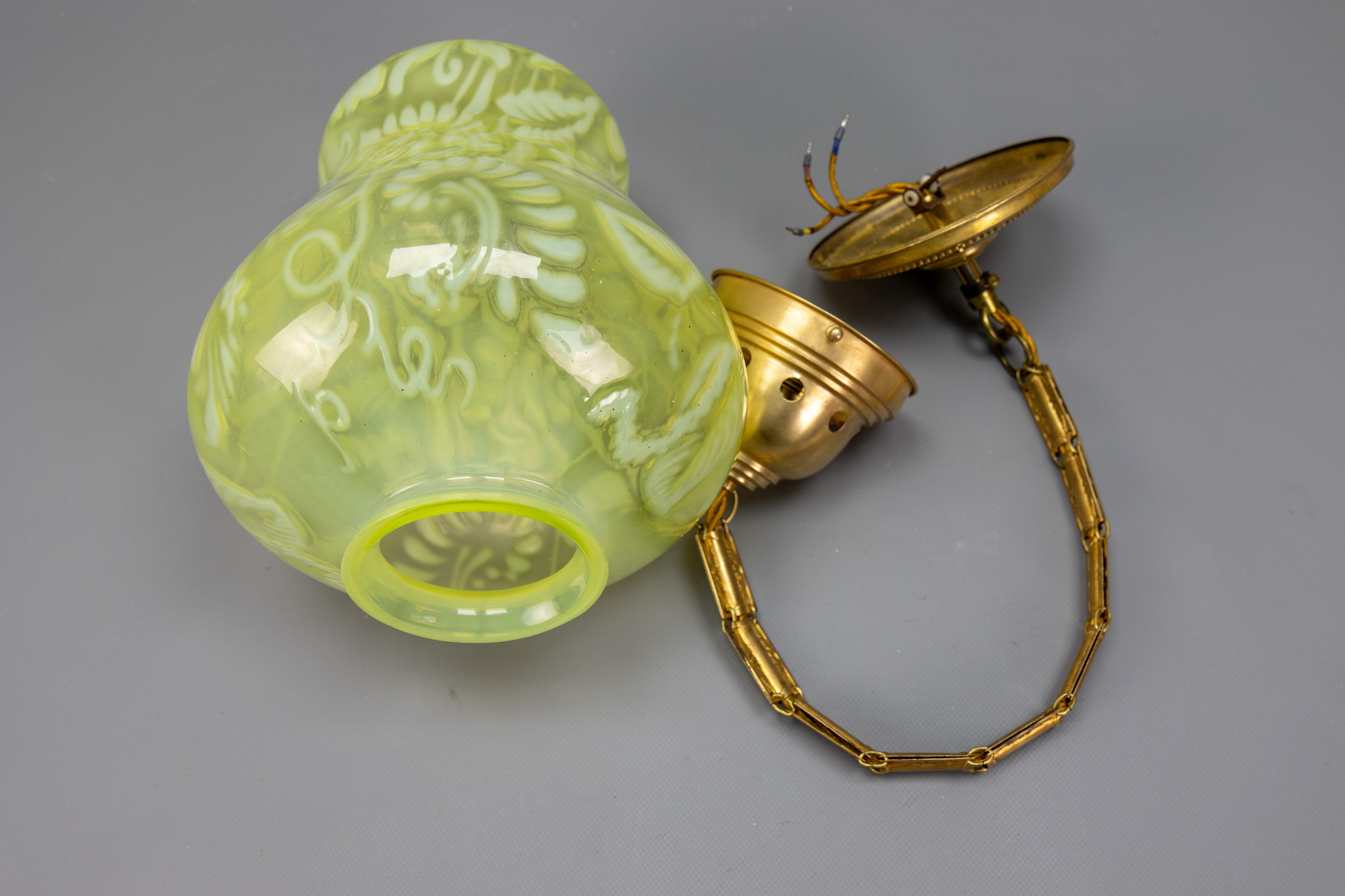 Lampada a sospensione in vetro vaselina verde Art Nouveau francese con catena in ottone, 1920 ca. in vendita 14