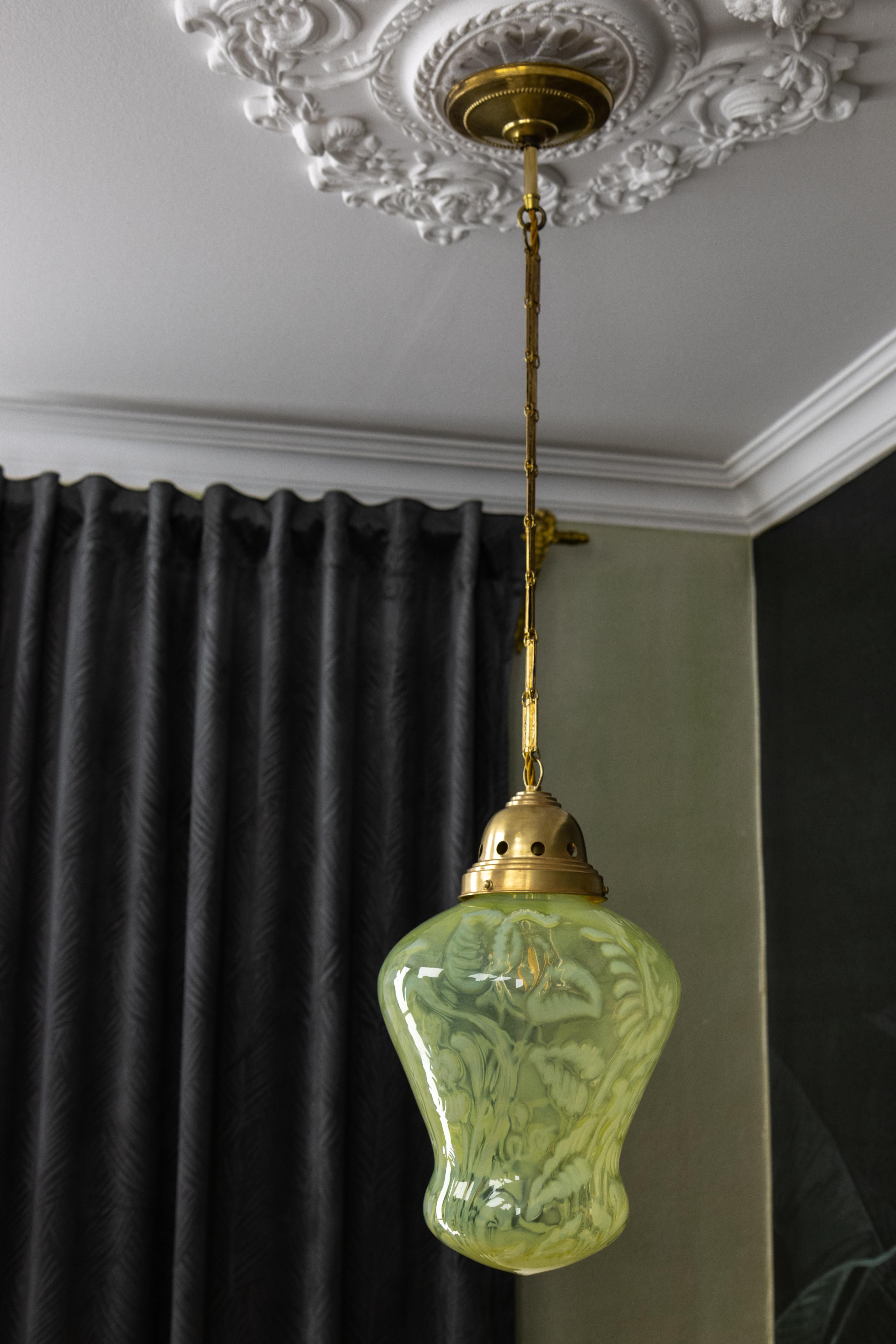 Francese Lampada a sospensione in vetro vaselina verde Art Nouveau francese con catena in ottone, 1920 ca. in vendita