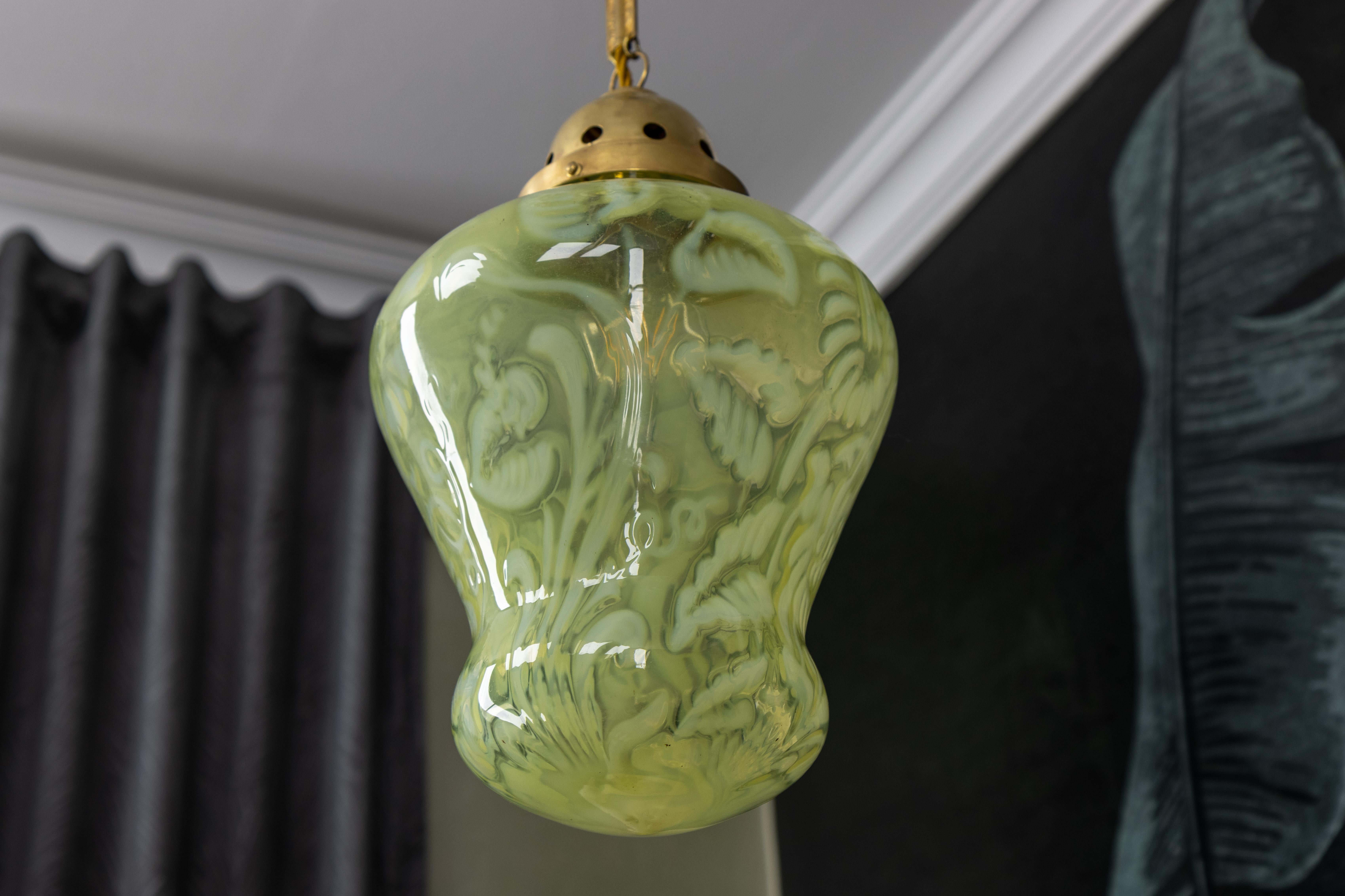 Lampada a sospensione in vetro vaselina verde Art Nouveau francese con catena in ottone, 1920 ca. In condizioni buone in vendita a Barntrup, DE