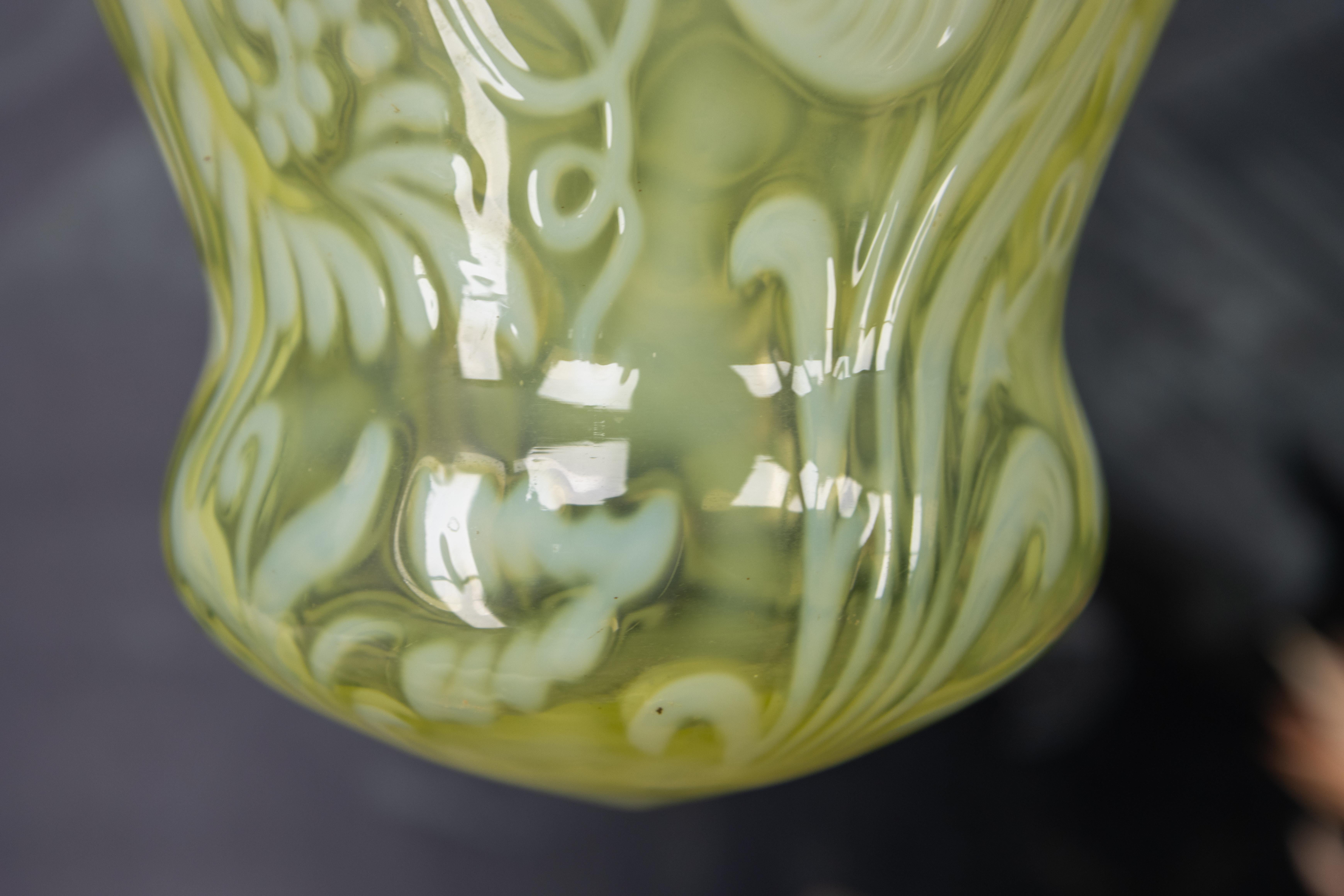 Inizio XX secolo Lampada a sospensione in vetro vaselina verde Art Nouveau francese con catena in ottone, 1920 ca. in vendita