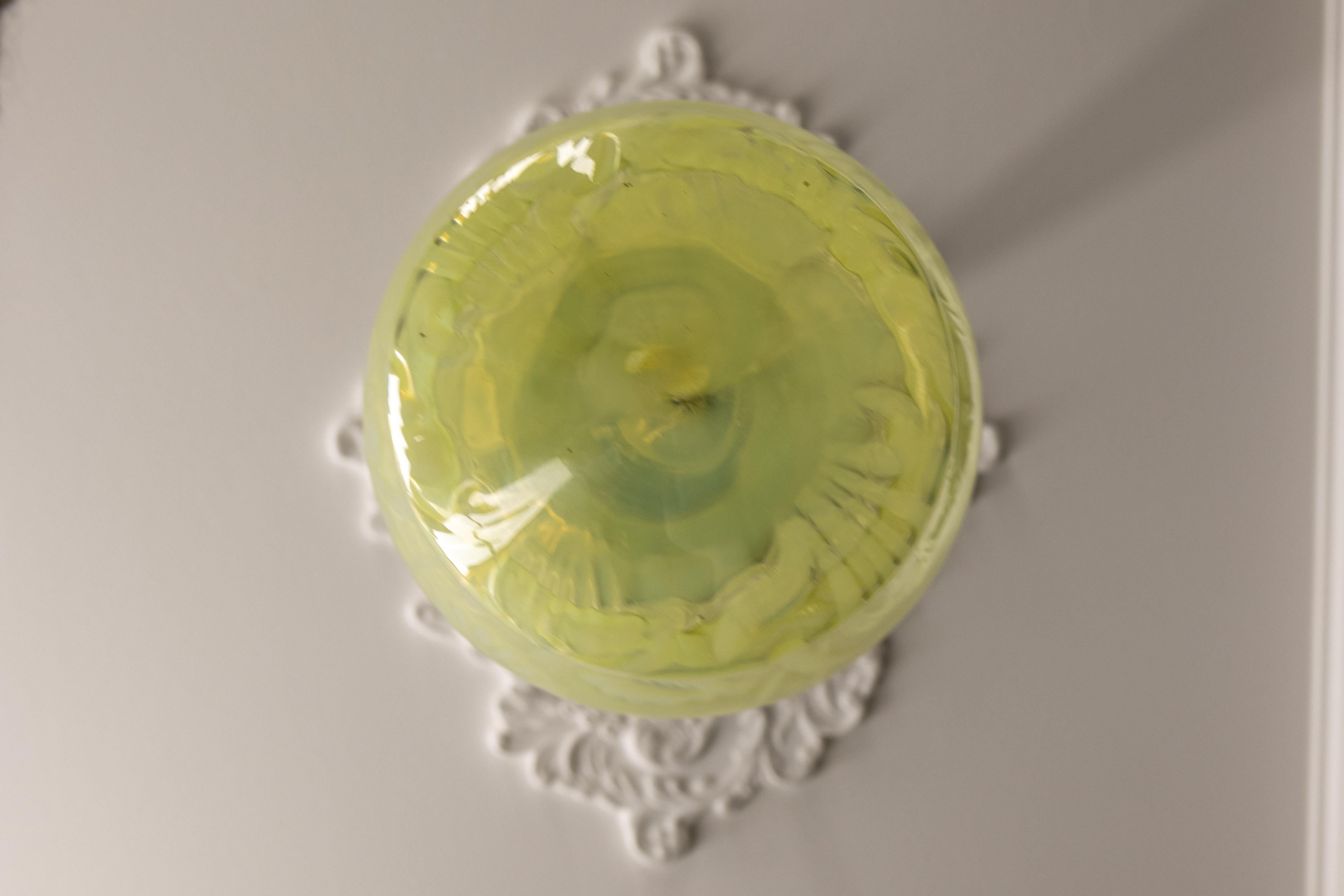 Ottone Lampada a sospensione in vetro vaselina verde Art Nouveau francese con catena in ottone, 1920 ca. in vendita