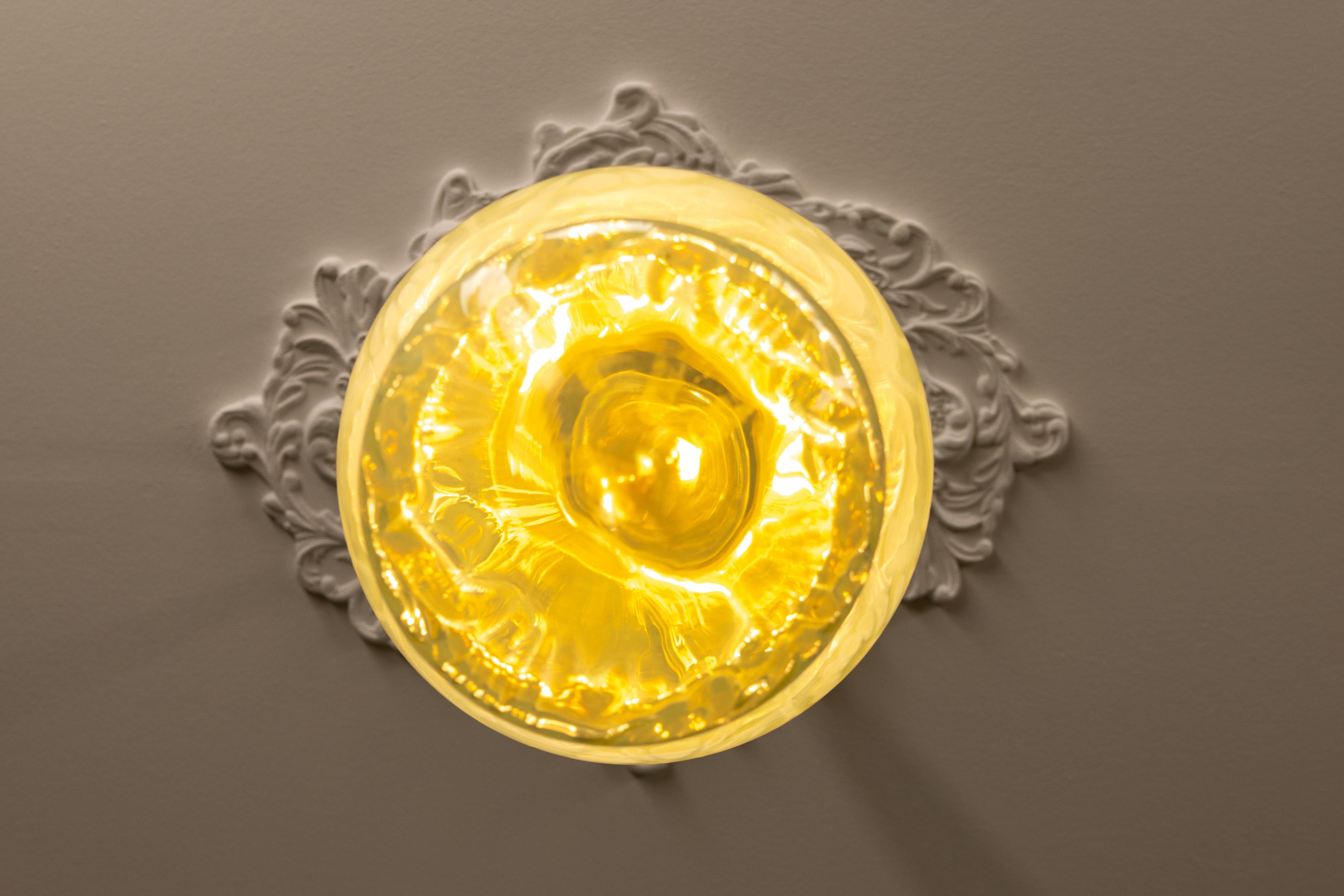 Lampada a sospensione in vetro vaselina verde Art Nouveau francese con catena in ottone, 1920 ca. in vendita 1