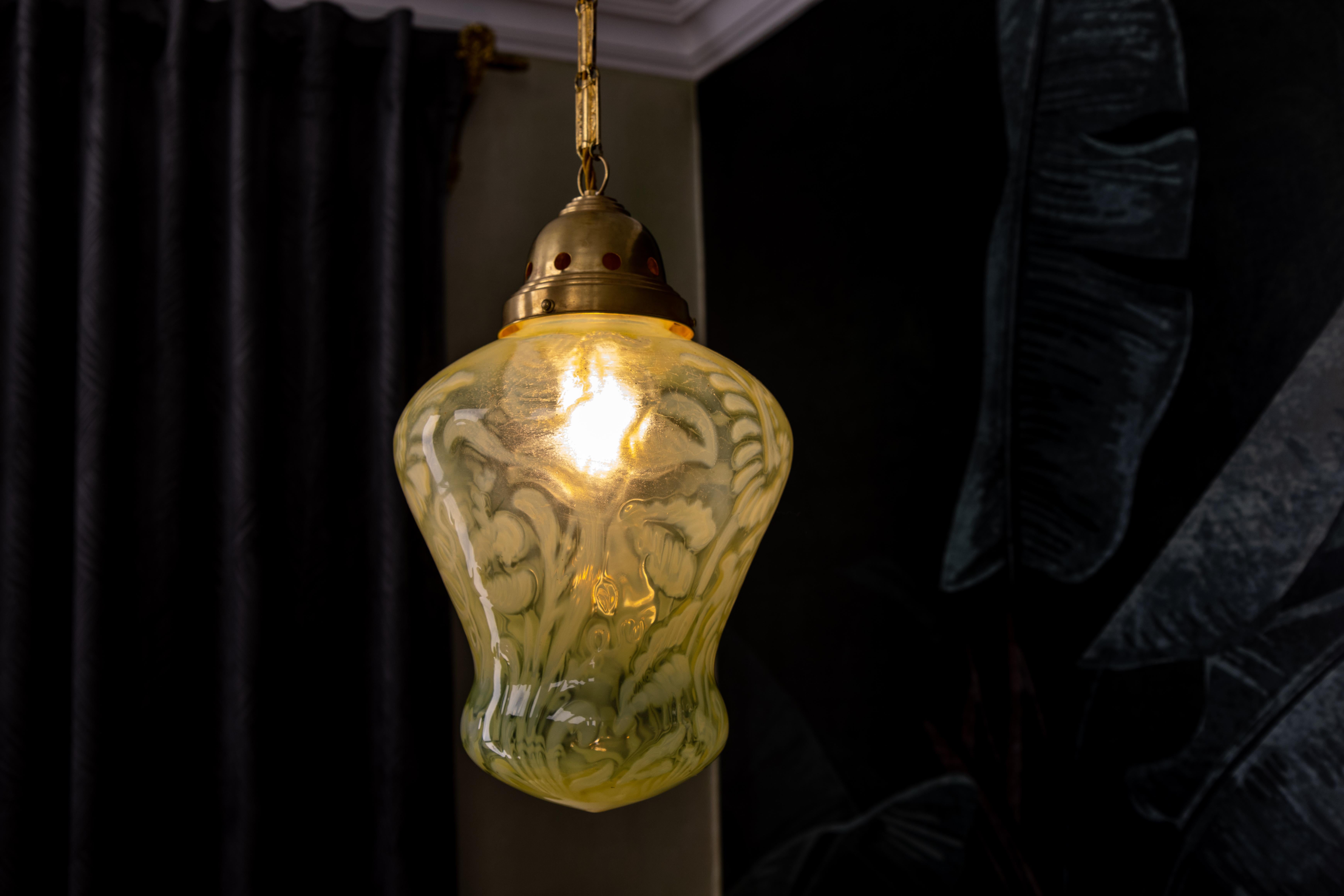 Lampada a sospensione in vetro vaselina verde Art Nouveau francese con catena in ottone, 1920 ca. in vendita 2