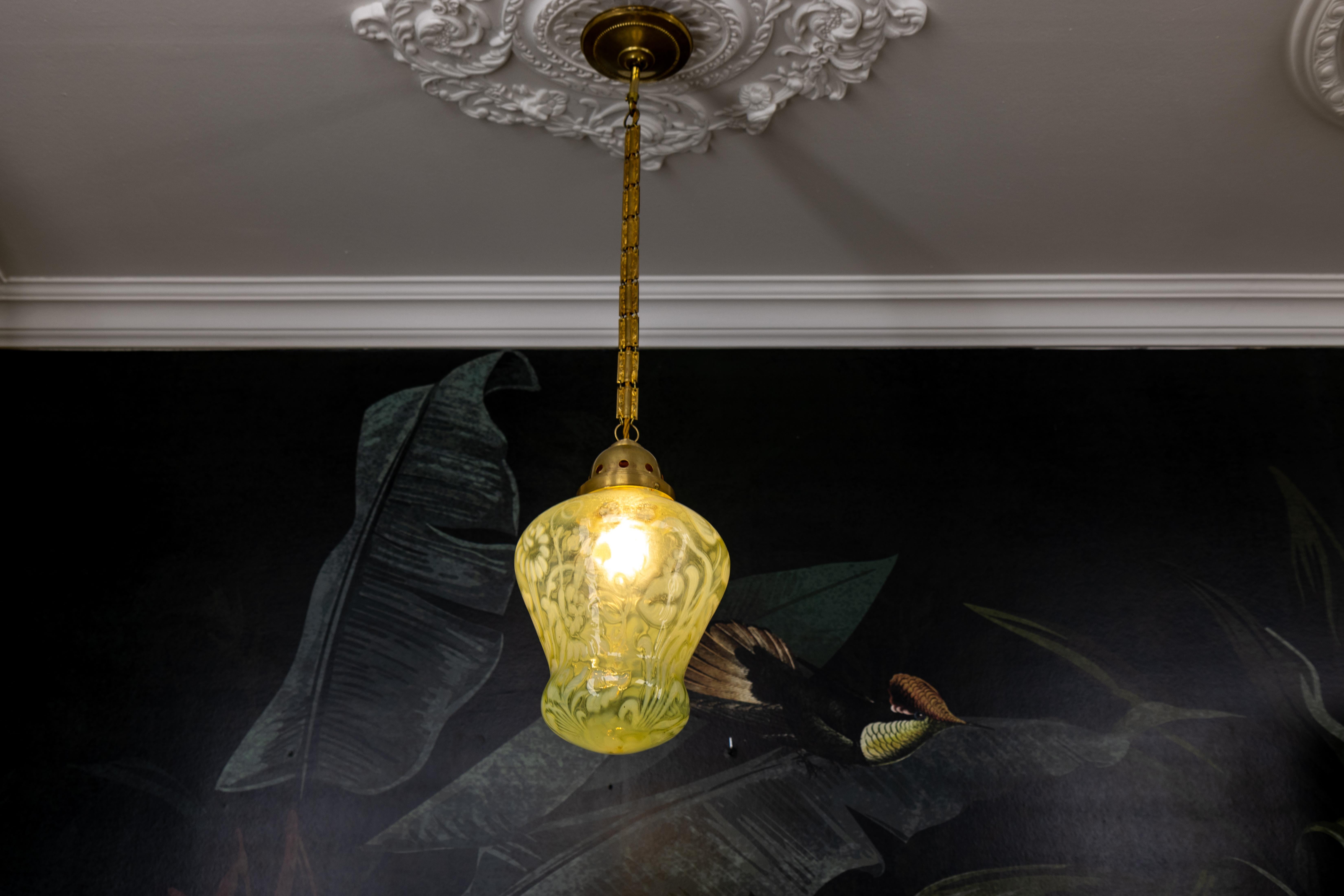 Lampada a sospensione in vetro vaselina verde Art Nouveau francese con catena in ottone, 1920 ca. in vendita 3