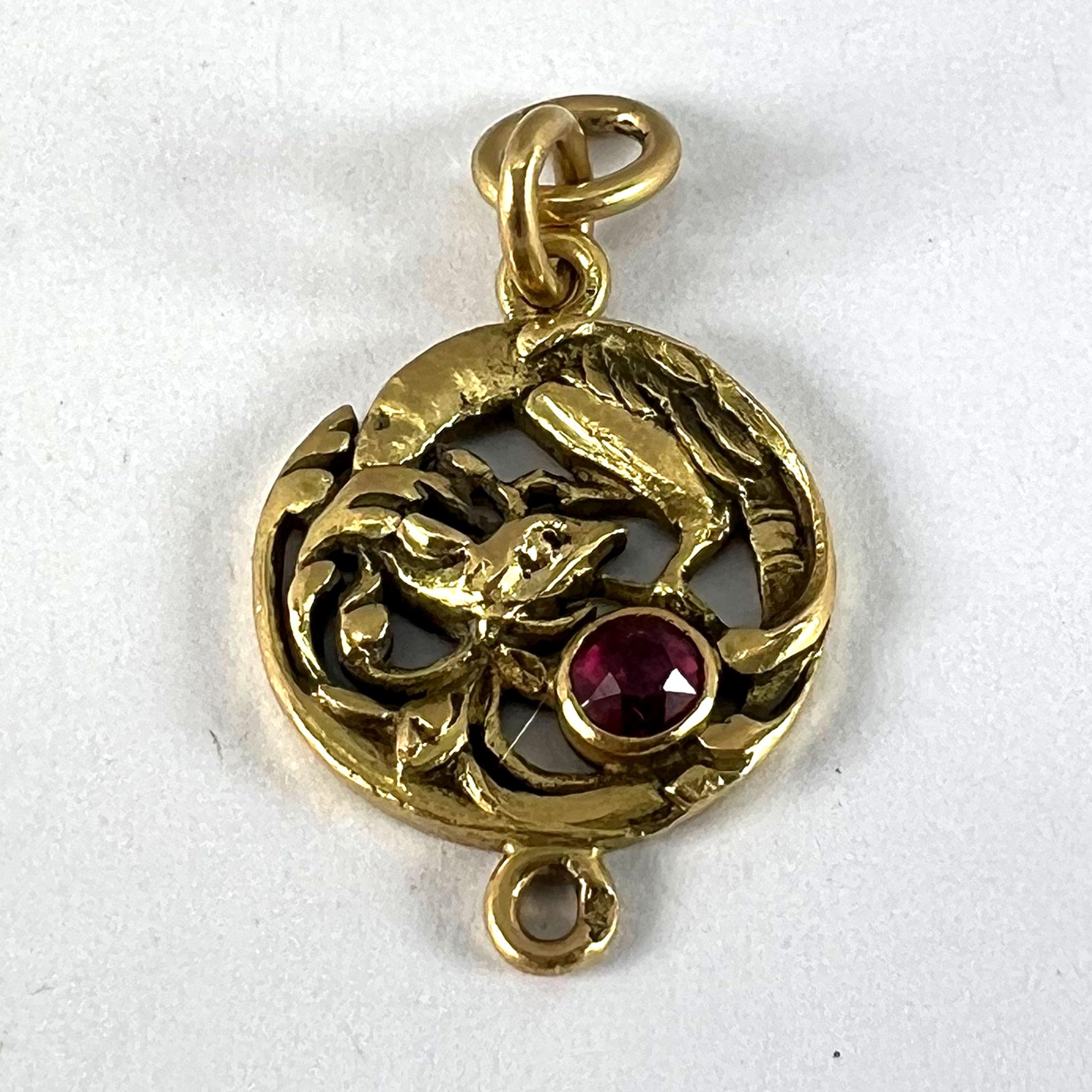 Grifone francese Art Nouveau Chimera in oro giallo 18 carati con rubino  Ciondolo a forma di charme in vendita 7