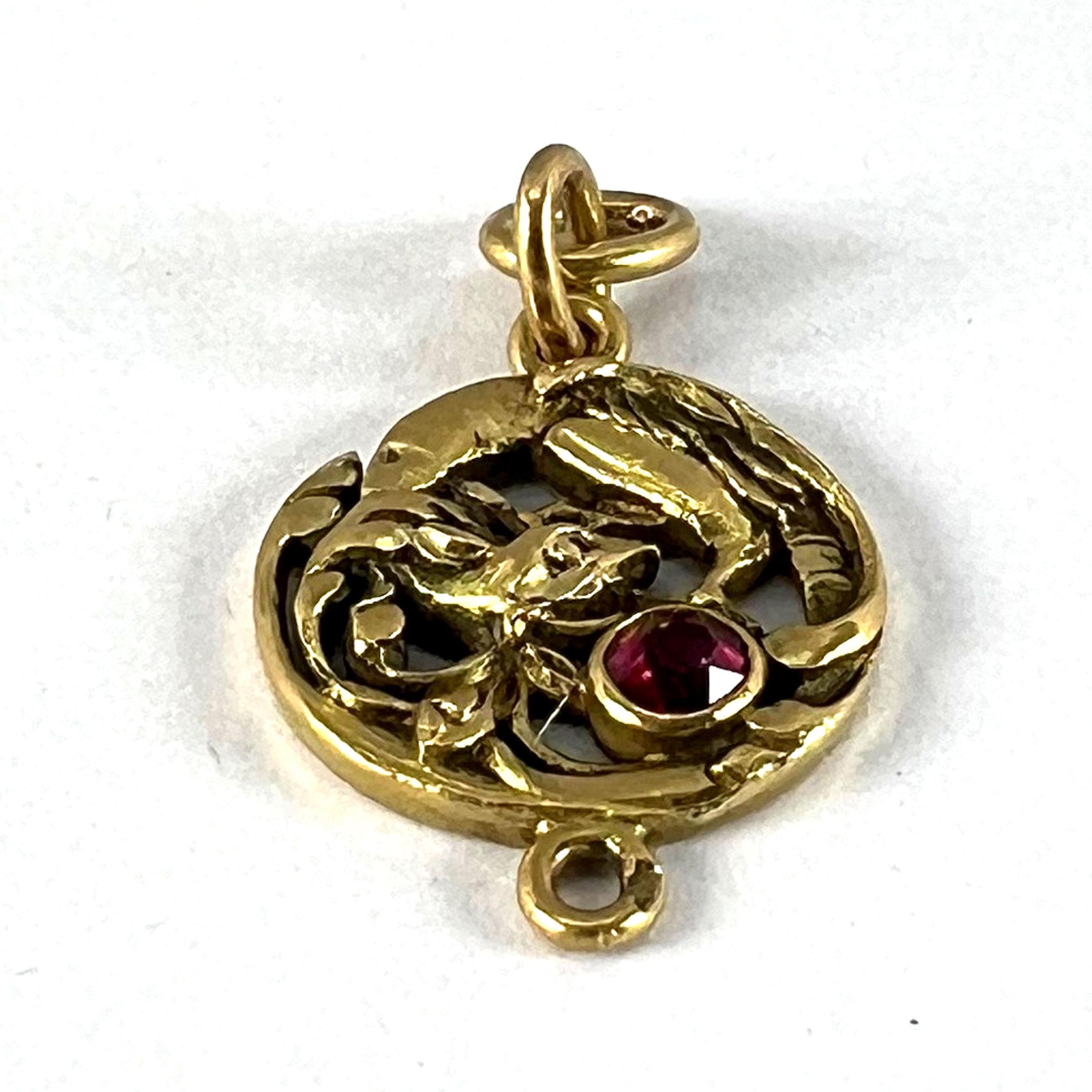 Grifone francese Art Nouveau Chimera in oro giallo 18 carati con rubino  Ciondolo a forma di charme in vendita 8