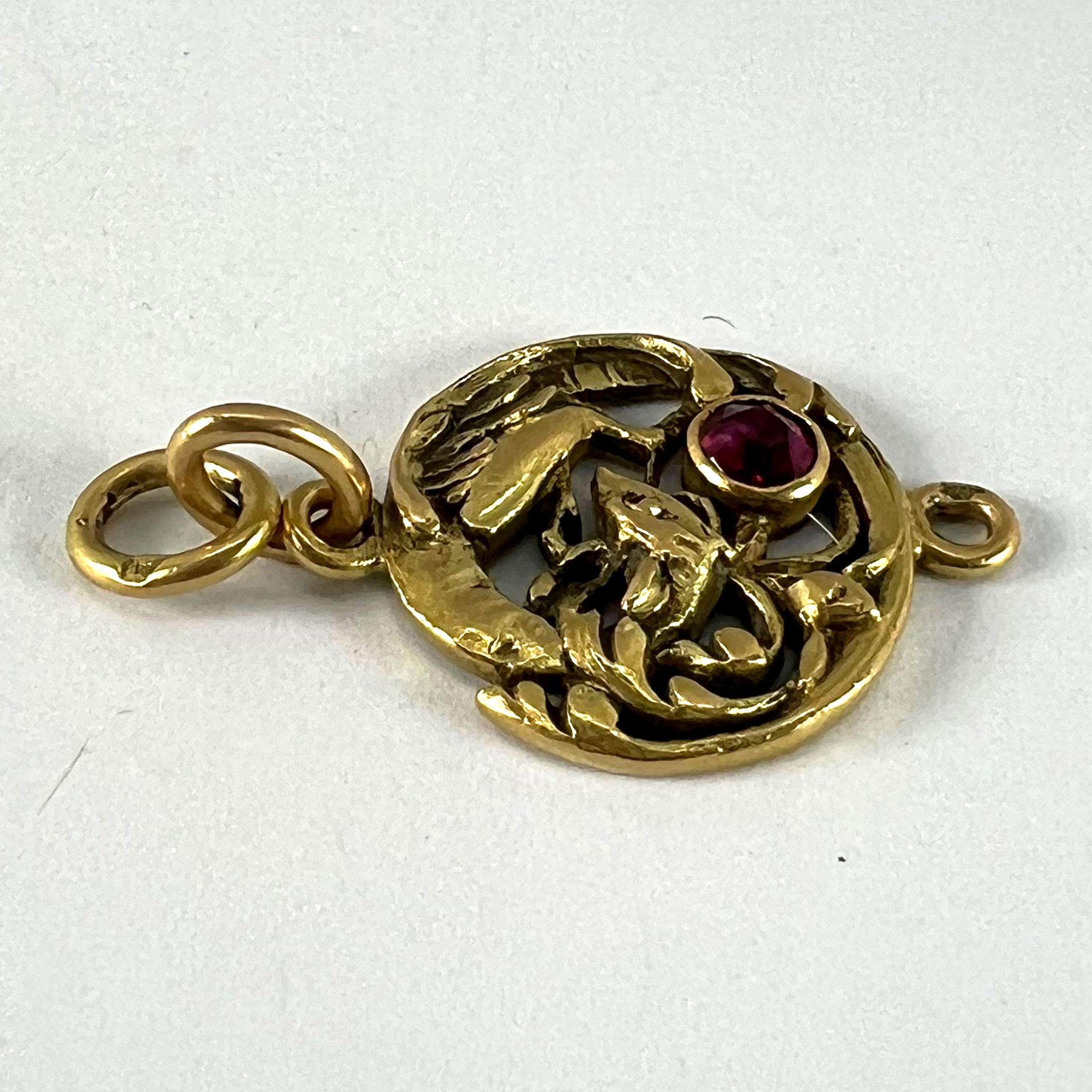 Grifone francese Art Nouveau Chimera in oro giallo 18 carati con rubino  Ciondolo a forma di charme in vendita 9
