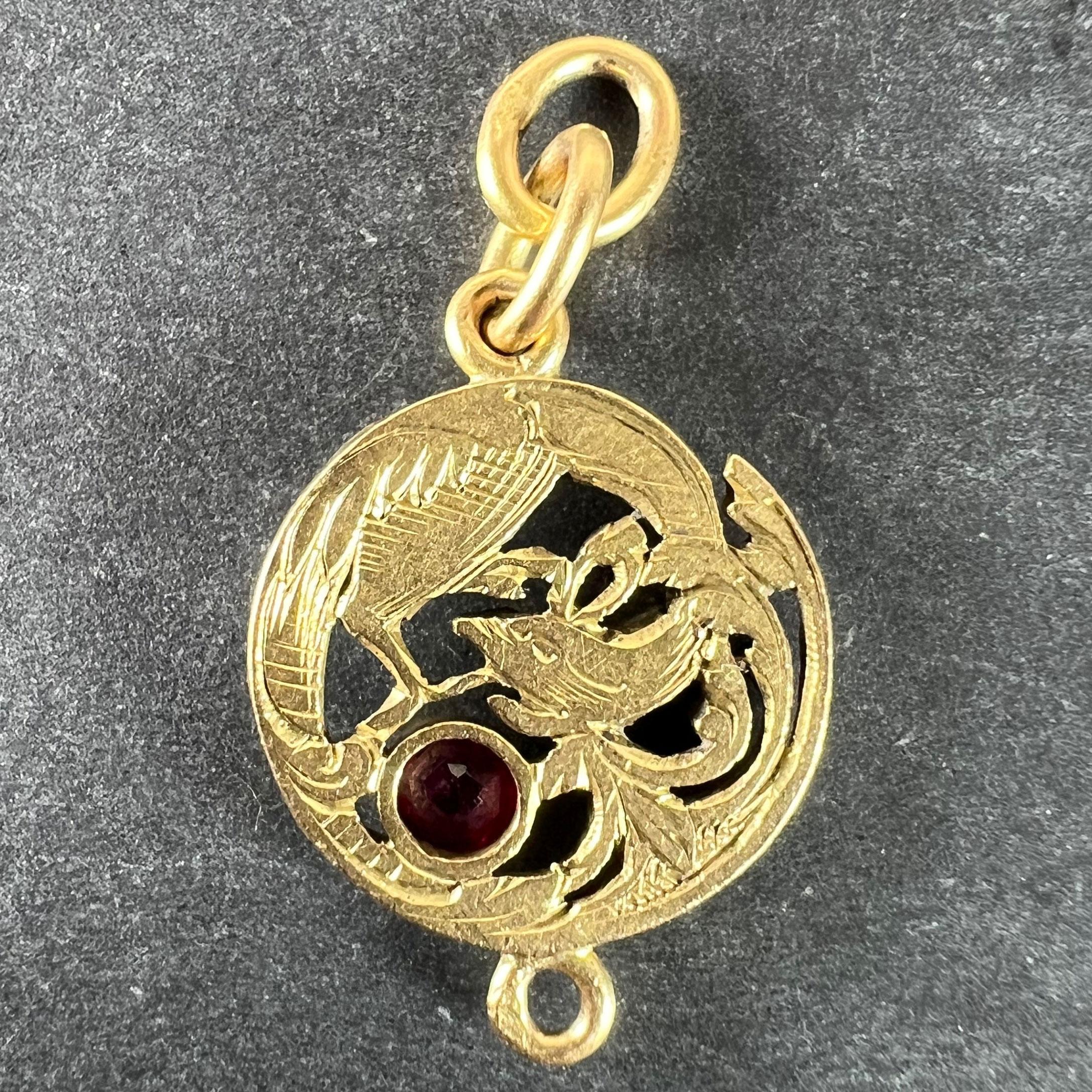 Taglio rotondo Grifone francese Art Nouveau Chimera in oro giallo 18 carati con rubino  Ciondolo a forma di charme in vendita