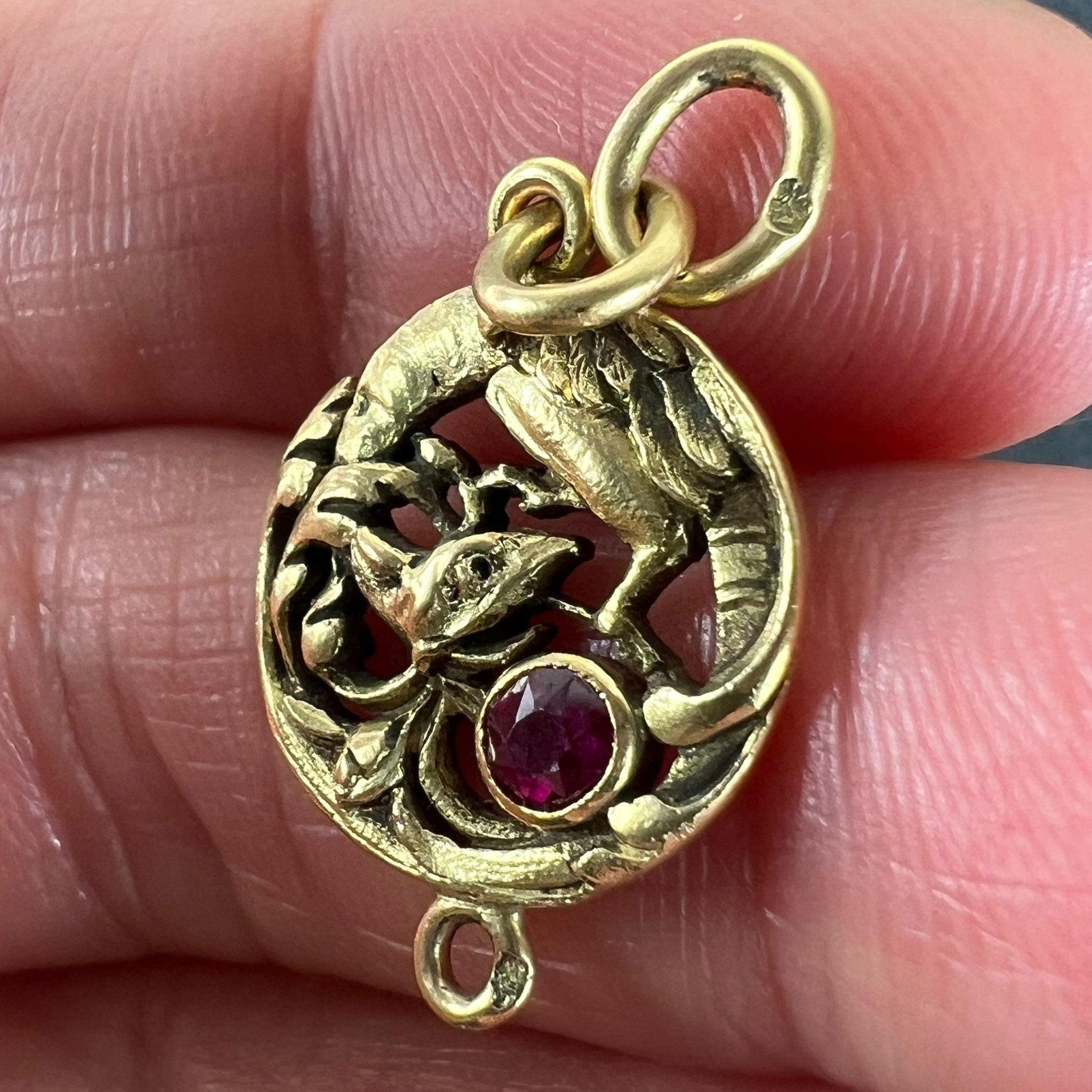 da uomo o donna Grifone francese Art Nouveau Chimera in oro giallo 18 carati con rubino  Ciondolo a forma di charme in vendita