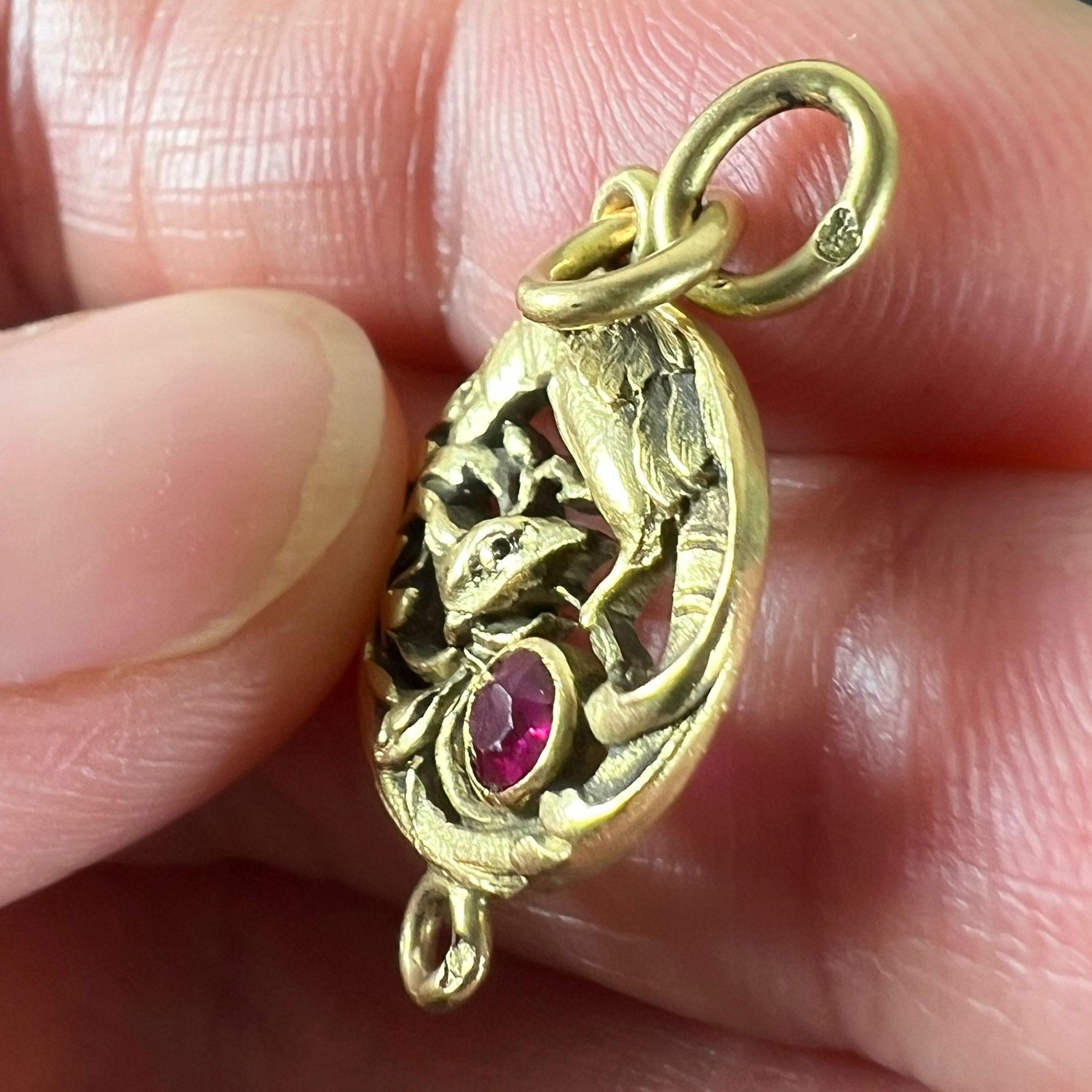 Grifone francese Art Nouveau Chimera in oro giallo 18 carati con rubino  Ciondolo a forma di charme in vendita 1