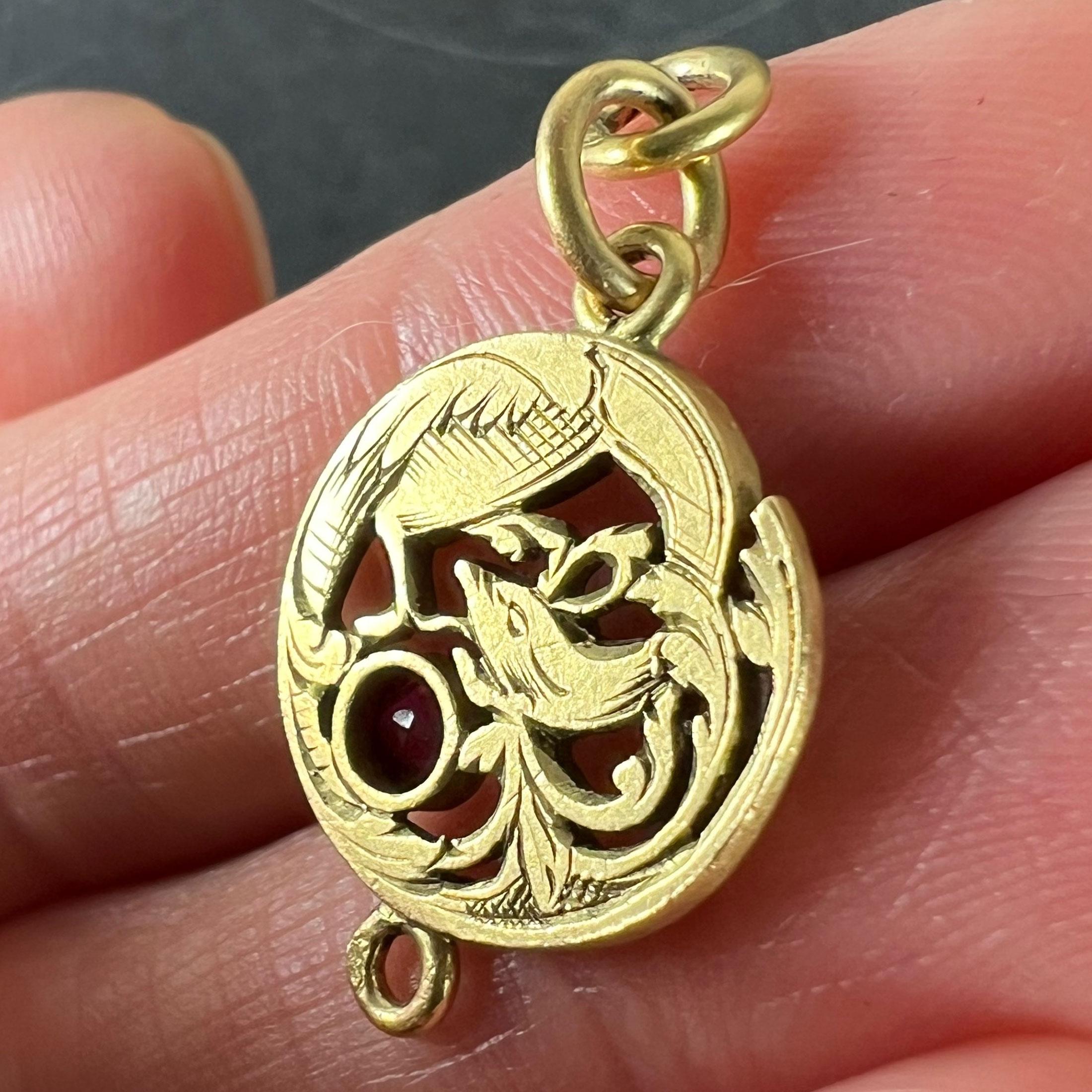 Grifone francese Art Nouveau Chimera in oro giallo 18 carati con rubino  Ciondolo a forma di charme in vendita 3