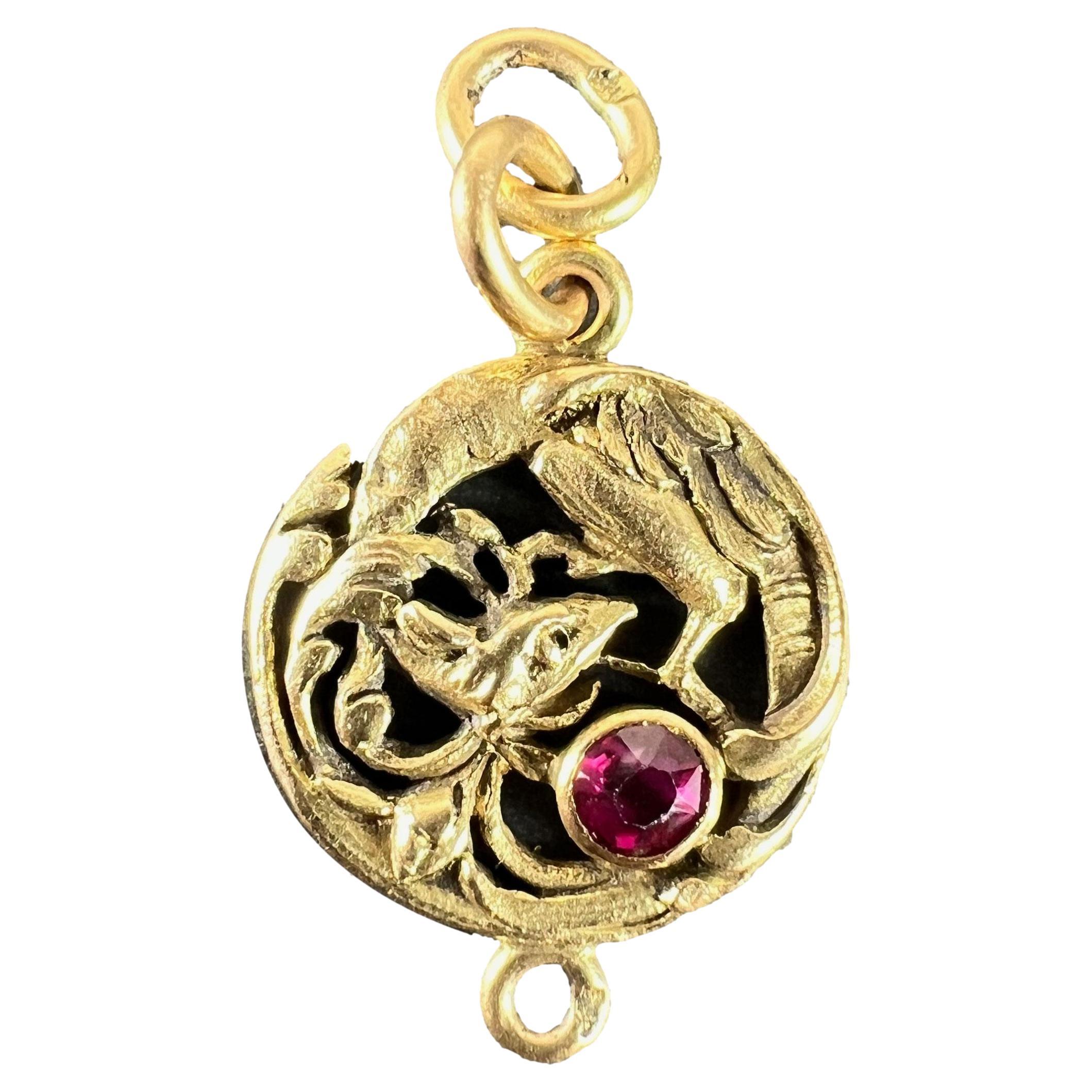 Grifone francese Art Nouveau Chimera in oro giallo 18 carati con rubino  Ciondolo a forma di charme in vendita