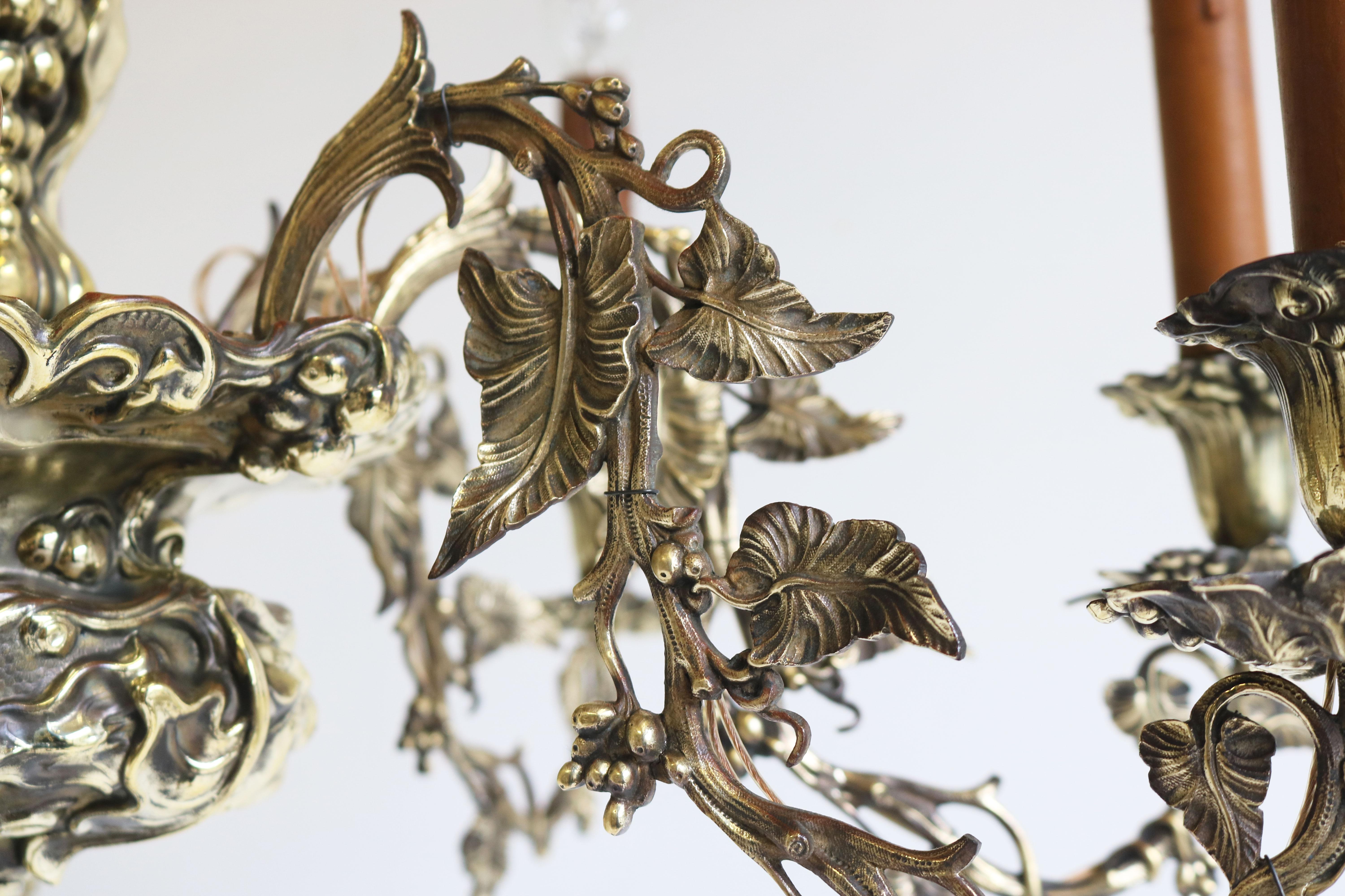 Französisch Art Nouveau gehämmert Messing Kronleuchter 1890 Antik 8 Lights Gold Floral (Gehämmert) im Angebot