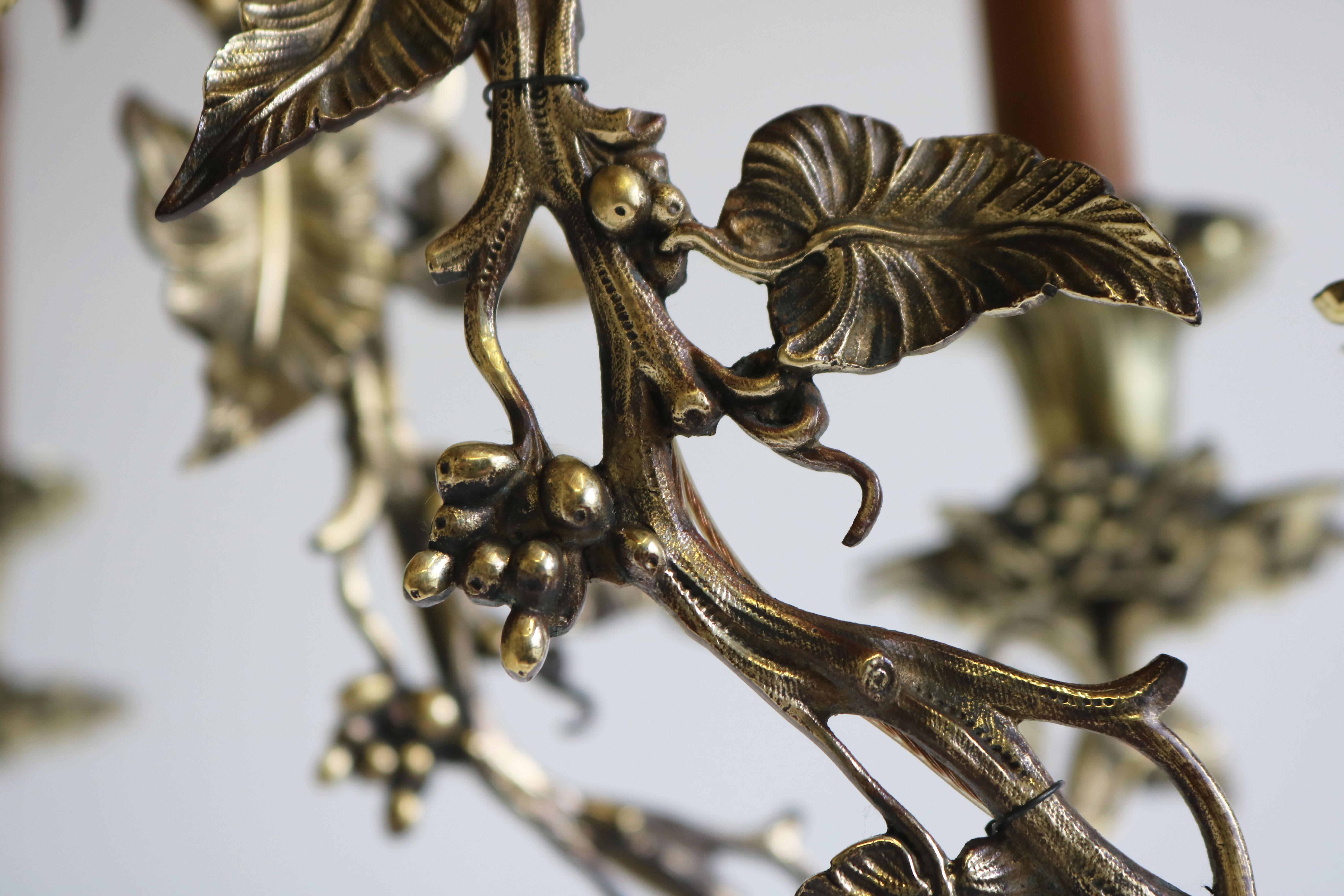 Französisch Art Nouveau gehämmert Messing Kronleuchter 1890 Antik 8 Lights Gold Floral im Zustand „Gut“ im Angebot in Ijzendijke, NL