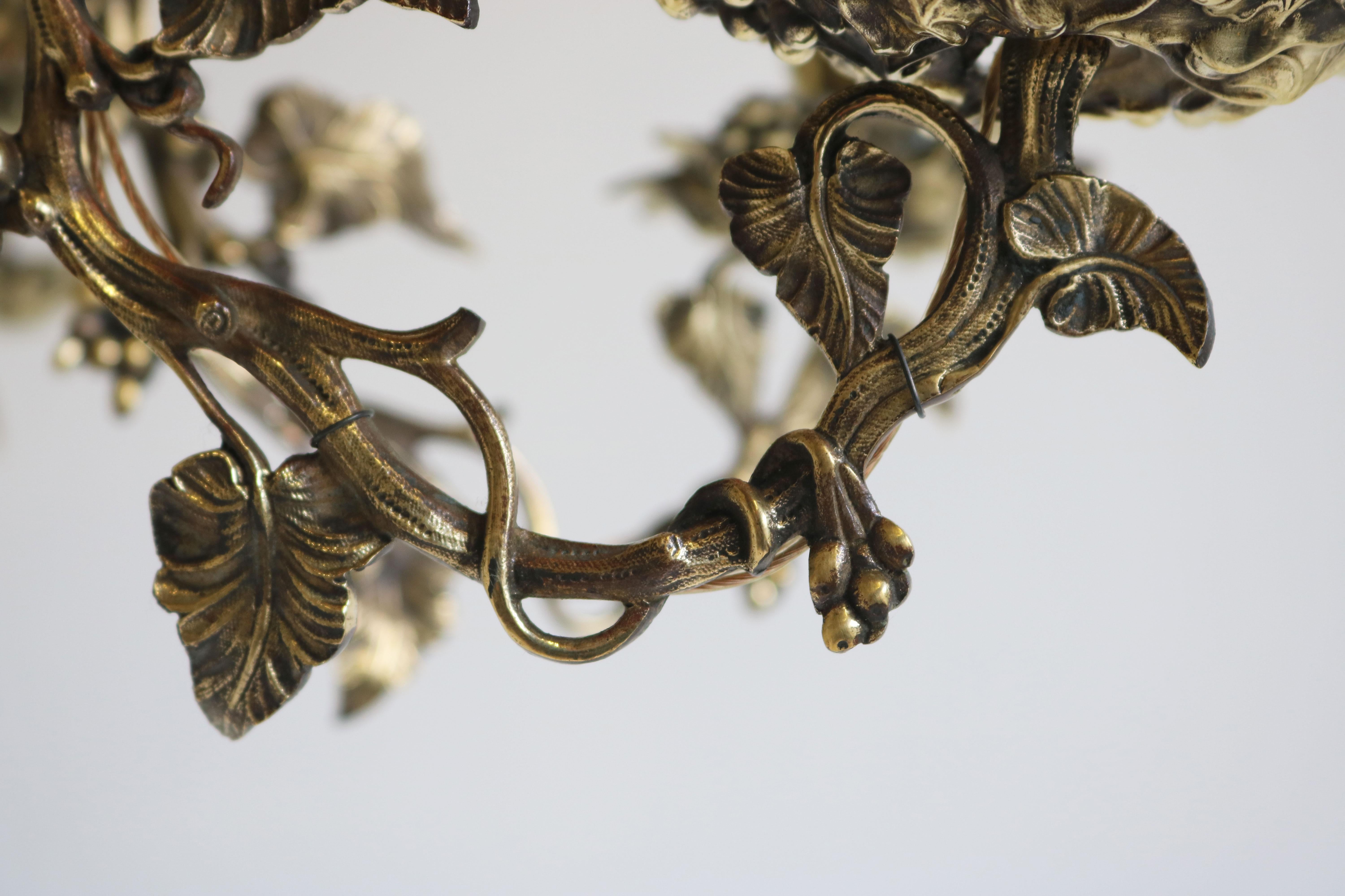 French Art Nouveau Hammered Brass Chandelier 1890 Antique 8 Lights Gold Floral In Good Condition For Sale In Ijzendijke, NL