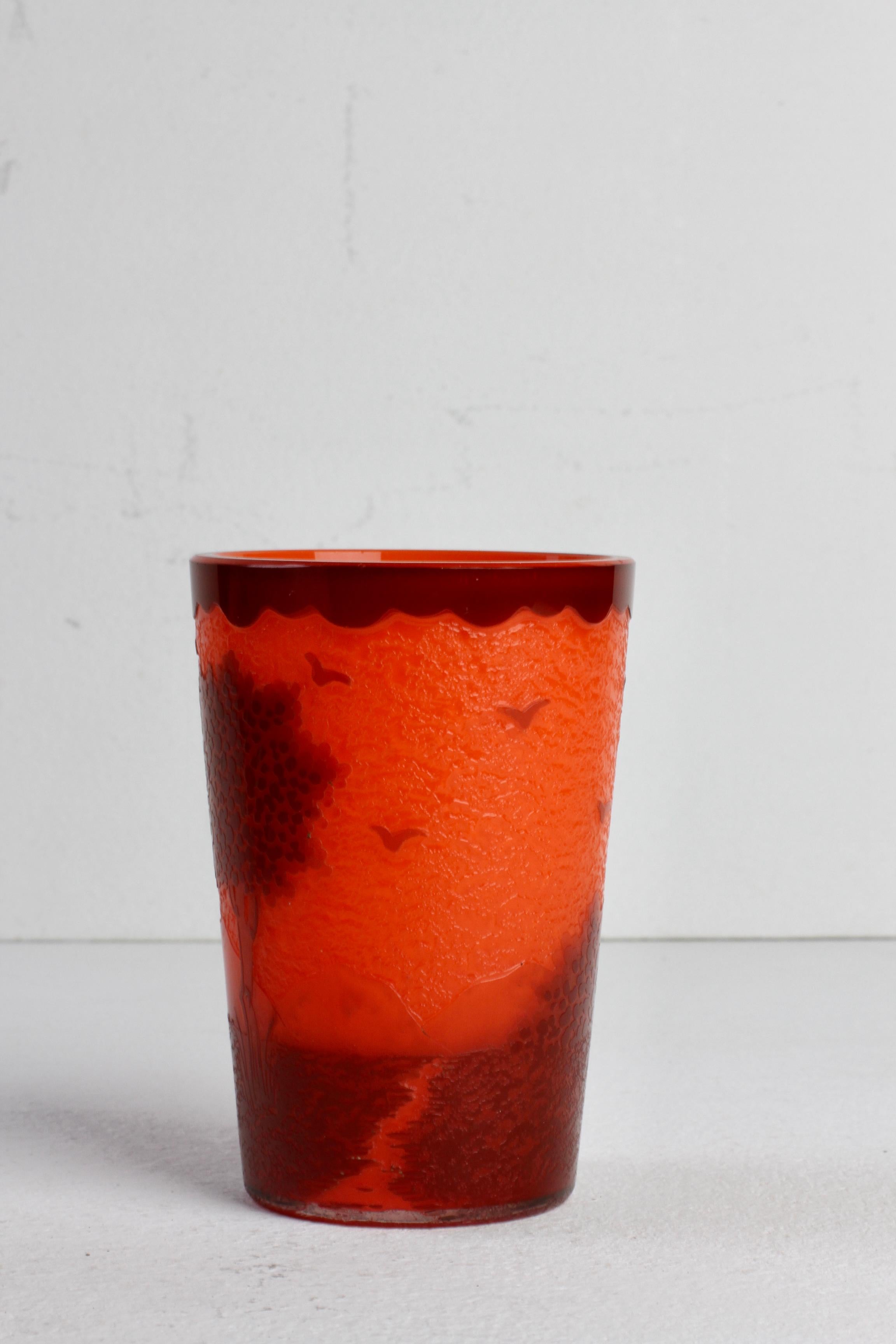 Vaso o jarrón pequeño francés Art Nouveau de vidrio naranja tallado a mano hacia 1900 en venta 2
