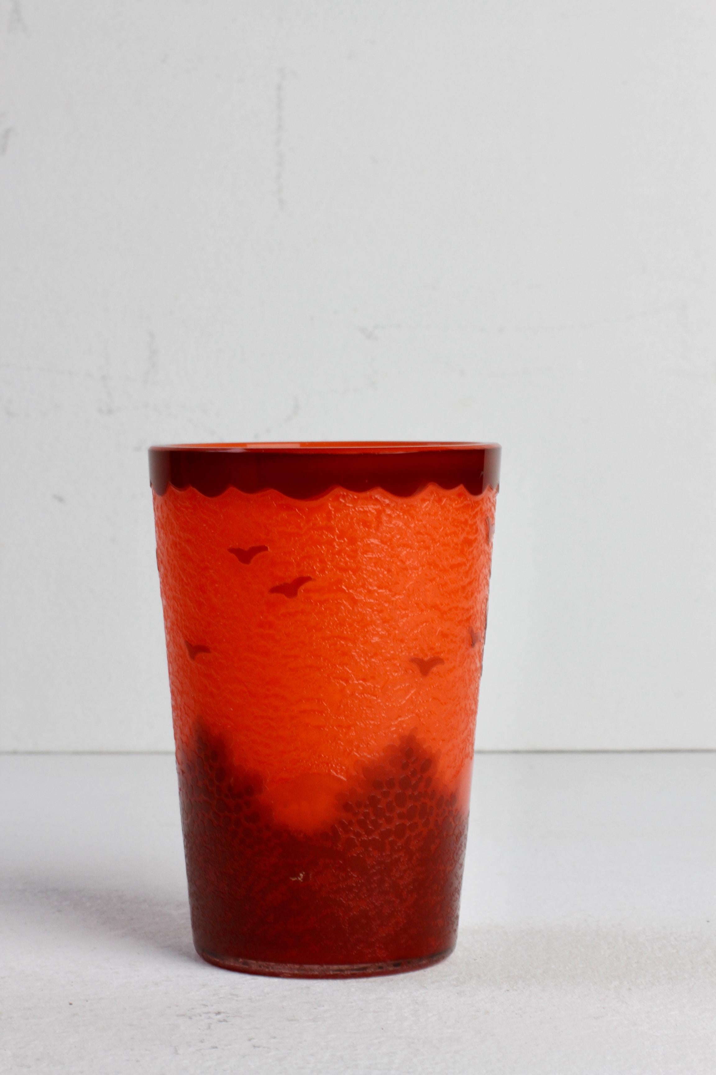 Vaso o jarrón pequeño francés Art Nouveau de vidrio naranja tallado a mano hacia 1900 en venta 4