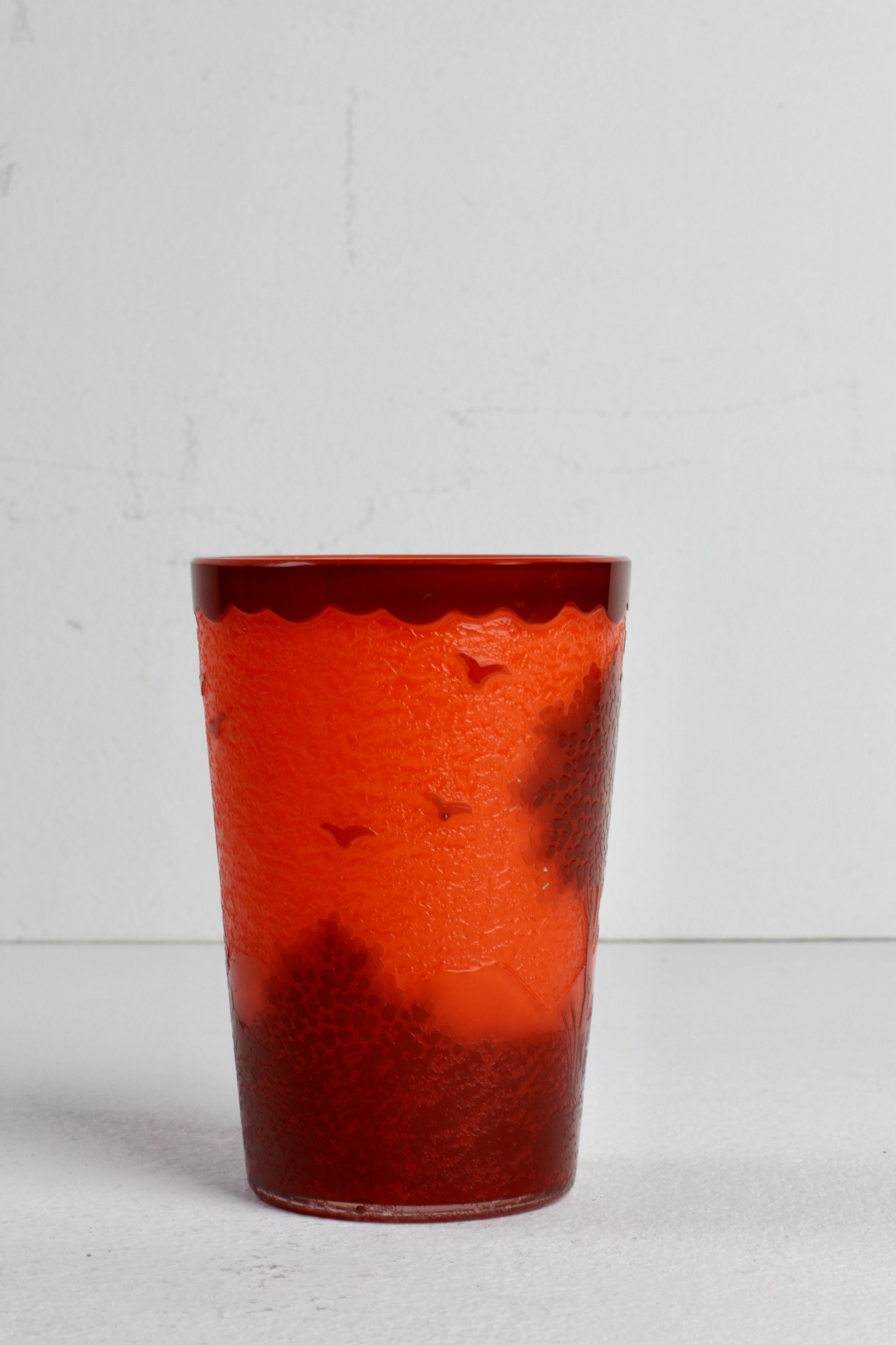 Vaso o jarrón pequeño francés Art Nouveau de vidrio naranja tallado a mano hacia 1900 en venta 5