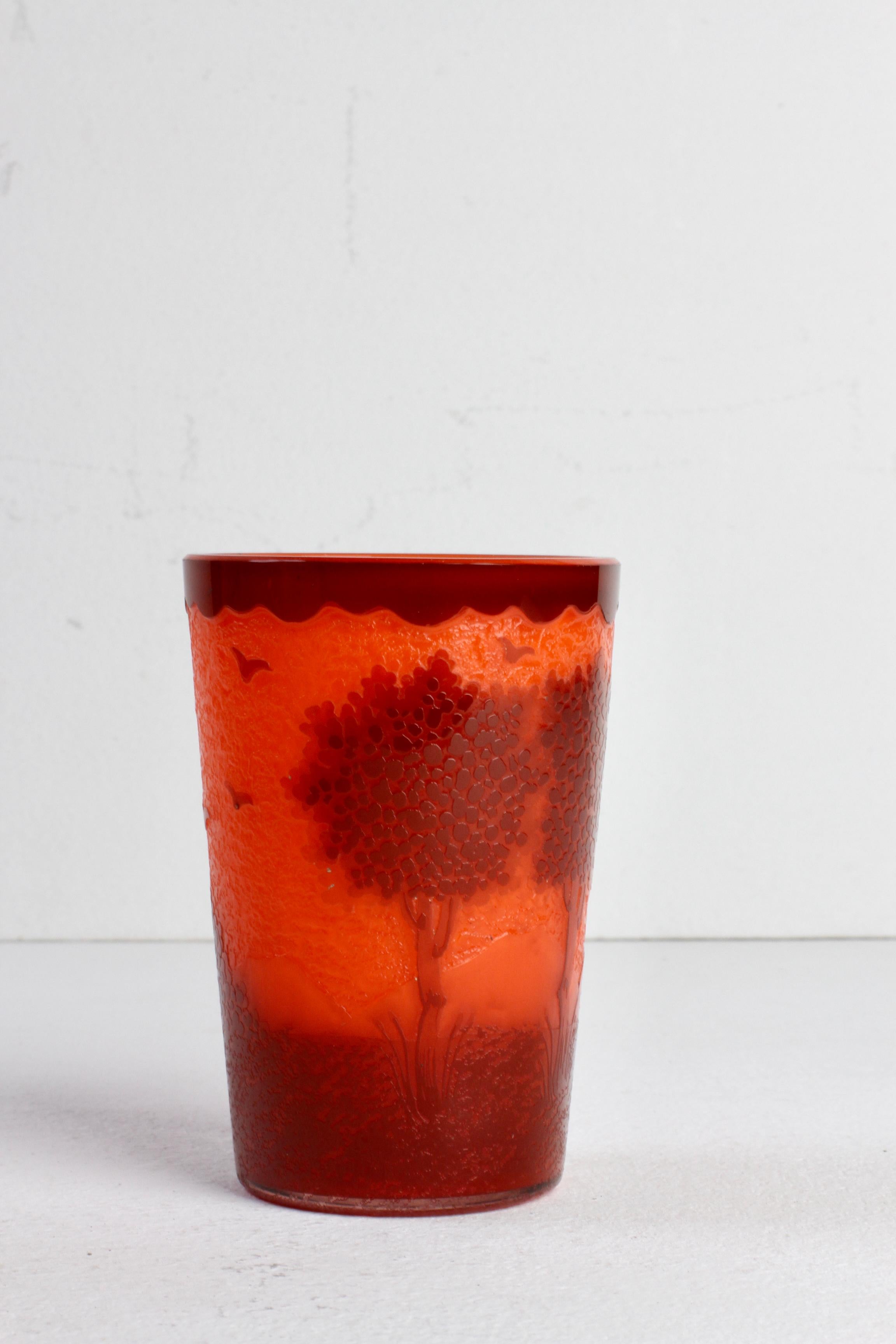 Vaso o jarrón pequeño francés Art Nouveau de vidrio naranja tallado a mano hacia 1900 en venta 6