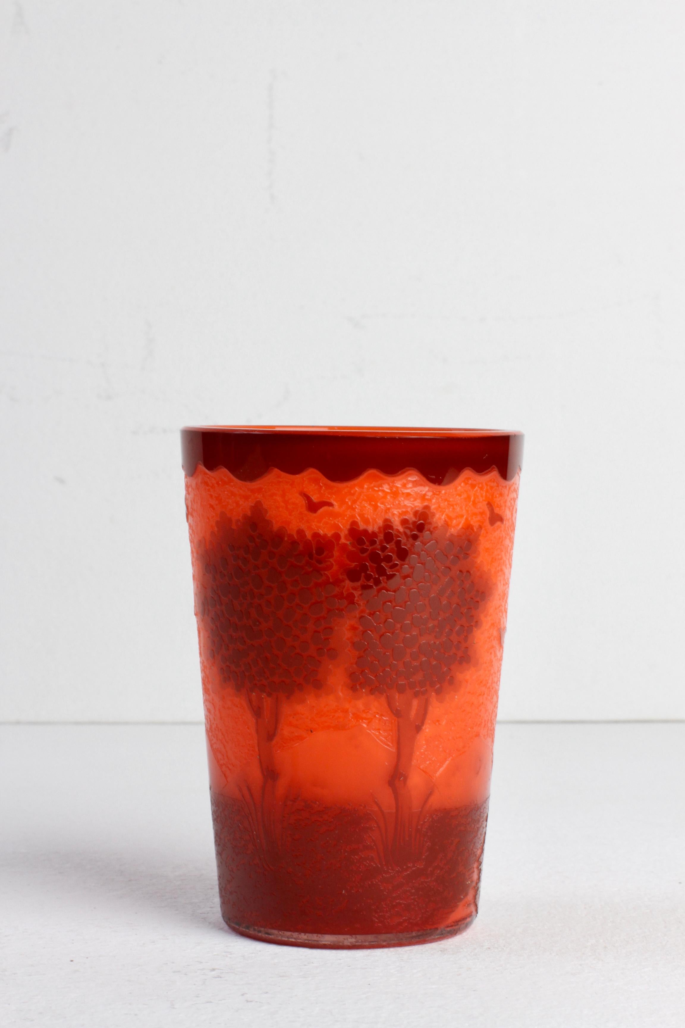 Vaso o jarrón pequeño francés Art Nouveau de vidrio naranja tallado a mano hacia 1900 en venta 7