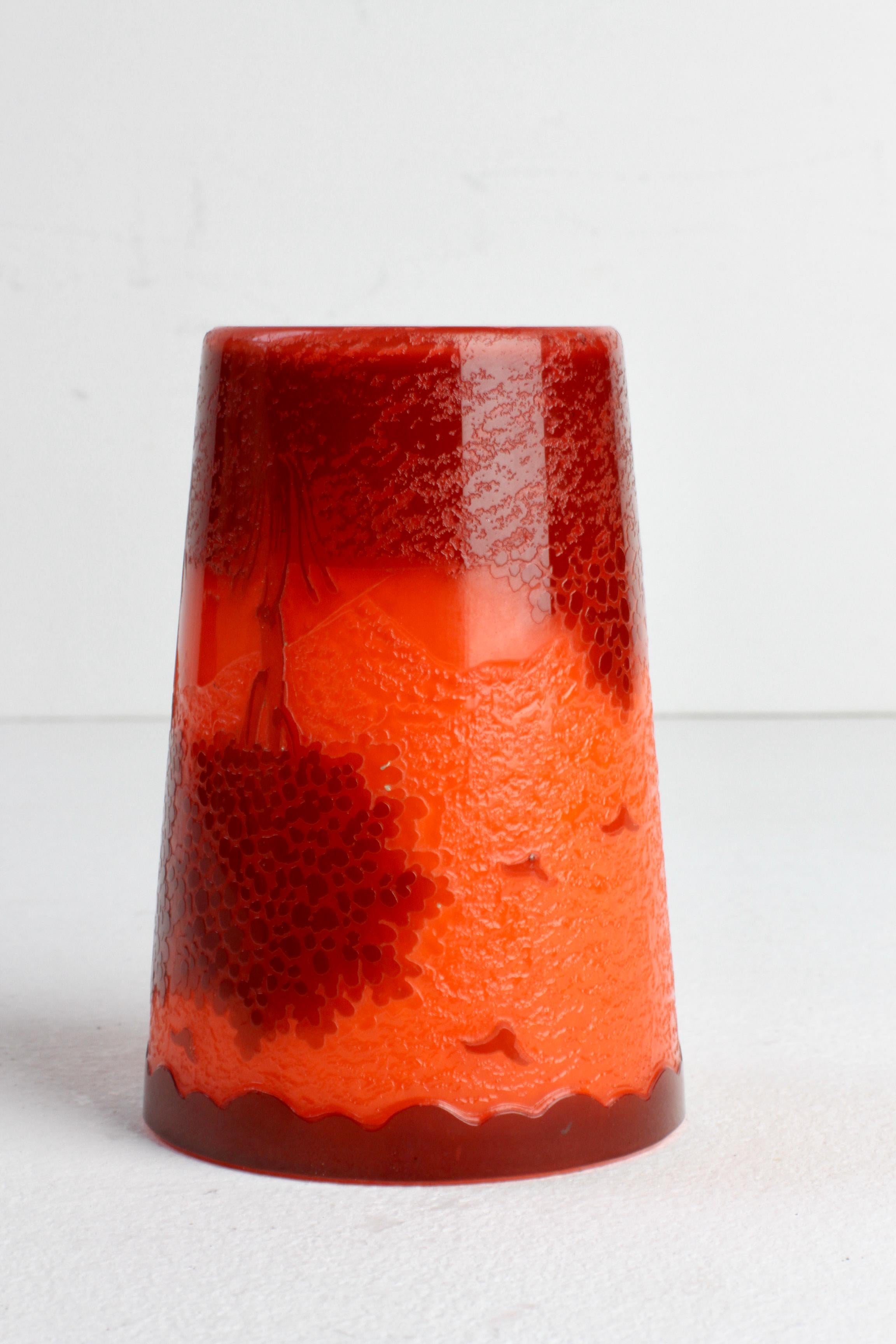 Vaso o jarrón pequeño francés Art Nouveau de vidrio naranja tallado a mano hacia 1900 en venta 9