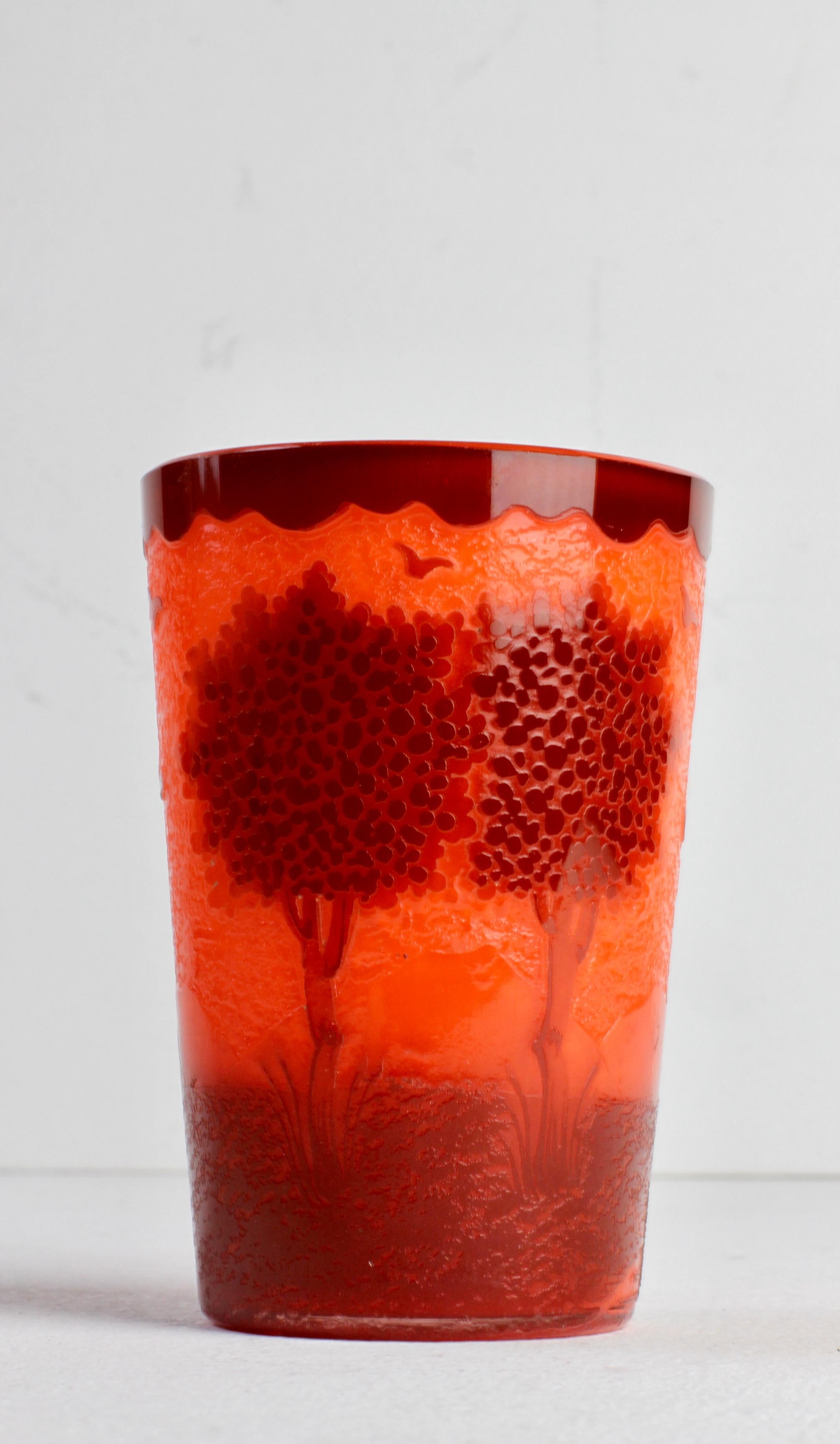 Impresionante vaso, copa o jarrita de vidrio francés Art Nouveau / Art Déco tallado o grabado a mano en capas de color naranja y ámbar/marrón, al estilo del Galle Art Glass. Bellamente grabada con increíble detalle, representando pájaros volando