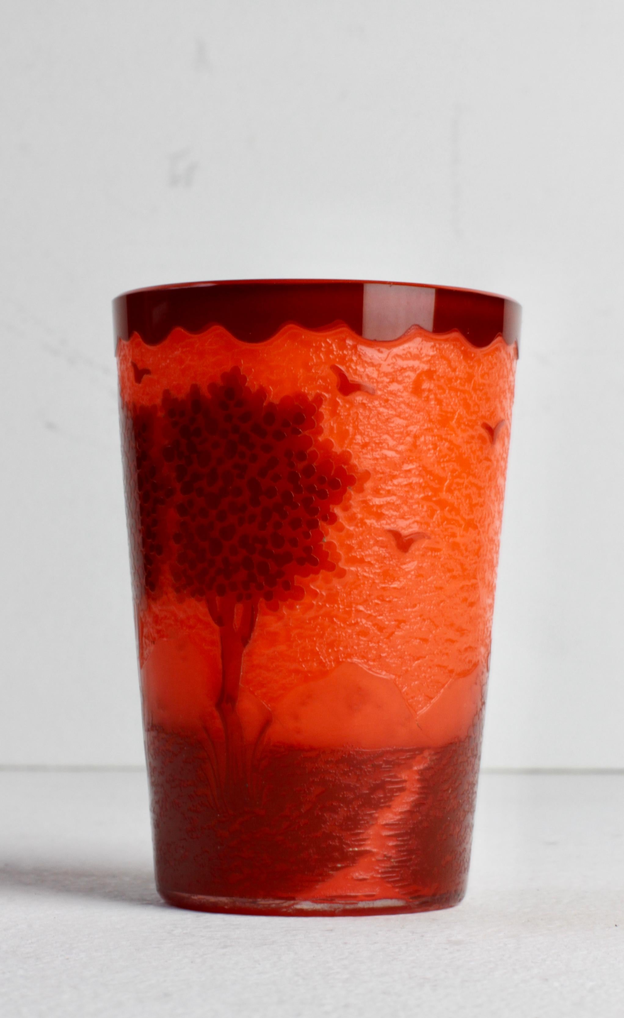 Vaso o jarrón pequeño francés Art Nouveau de vidrio naranja tallado a mano hacia 1900 Moderno de mediados de siglo en venta