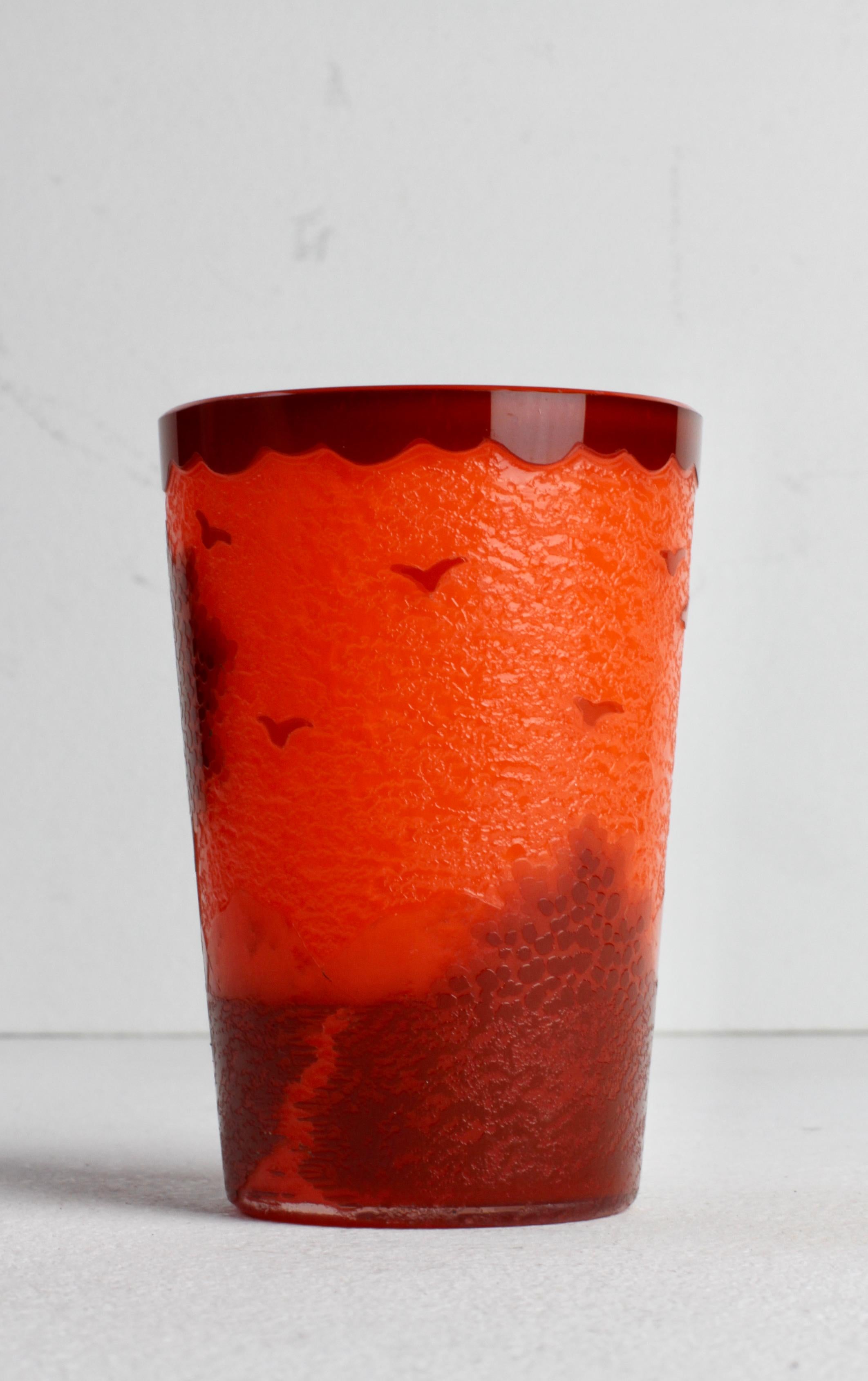 Vaso o jarrón pequeño francés Art Nouveau de vidrio naranja tallado a mano hacia 1900 Francés en venta