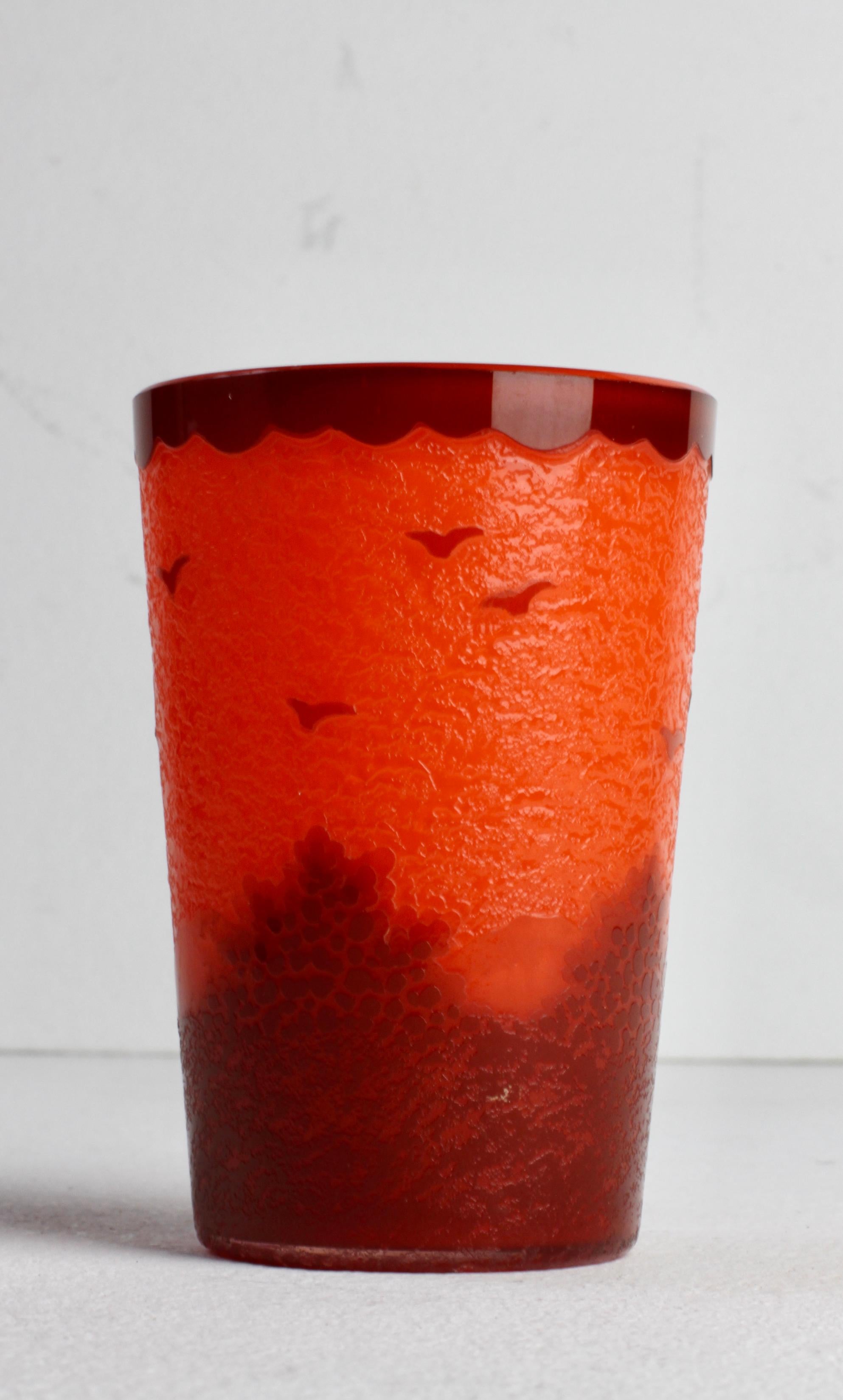 Vaso o jarrón pequeño francés Art Nouveau de vidrio naranja tallado a mano hacia 1900 Grabado en venta