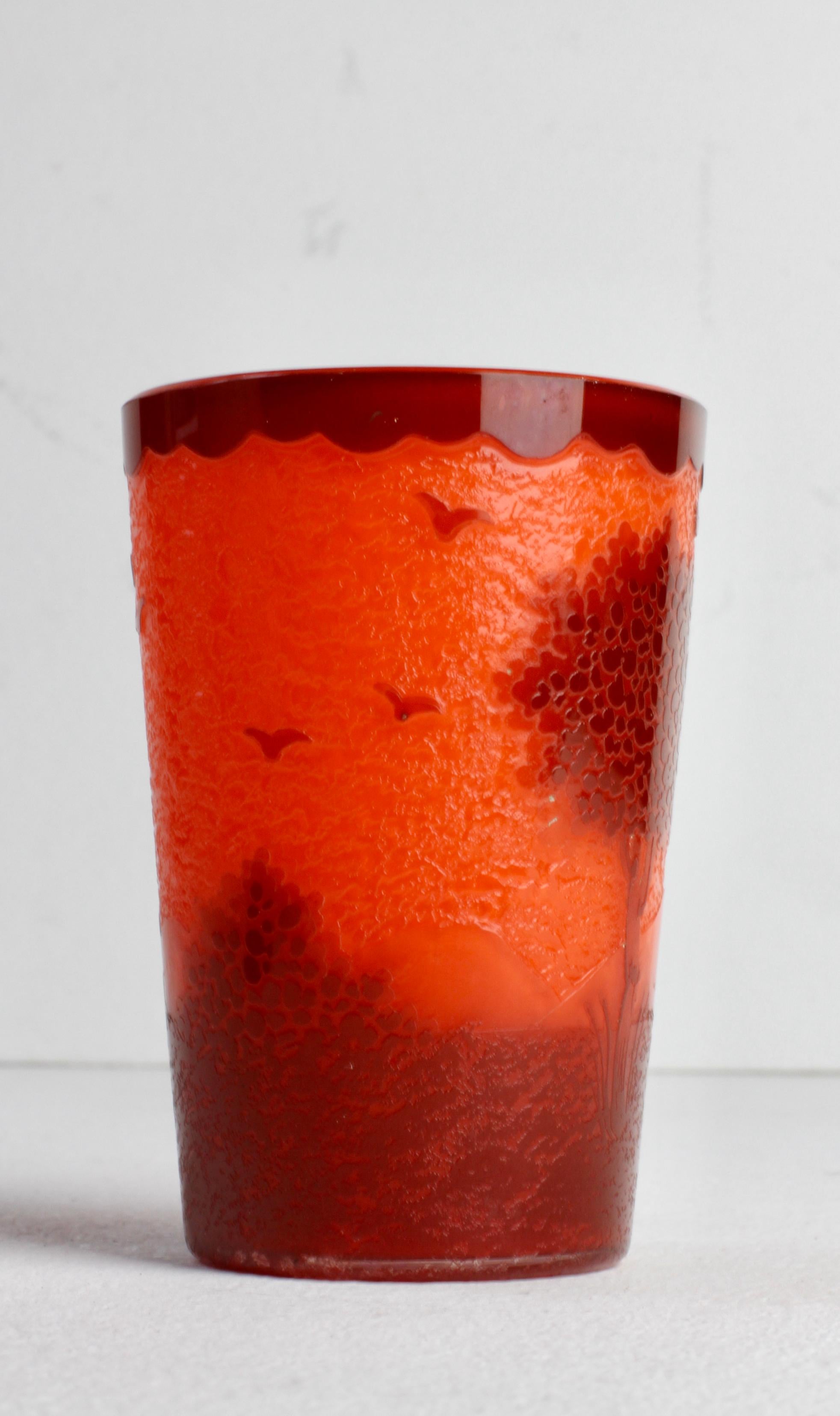 Vaso o jarrón pequeño francés Art Nouveau de vidrio naranja tallado a mano hacia 1900 en Bueno estado para la venta en Landau an der Isar, Bayern