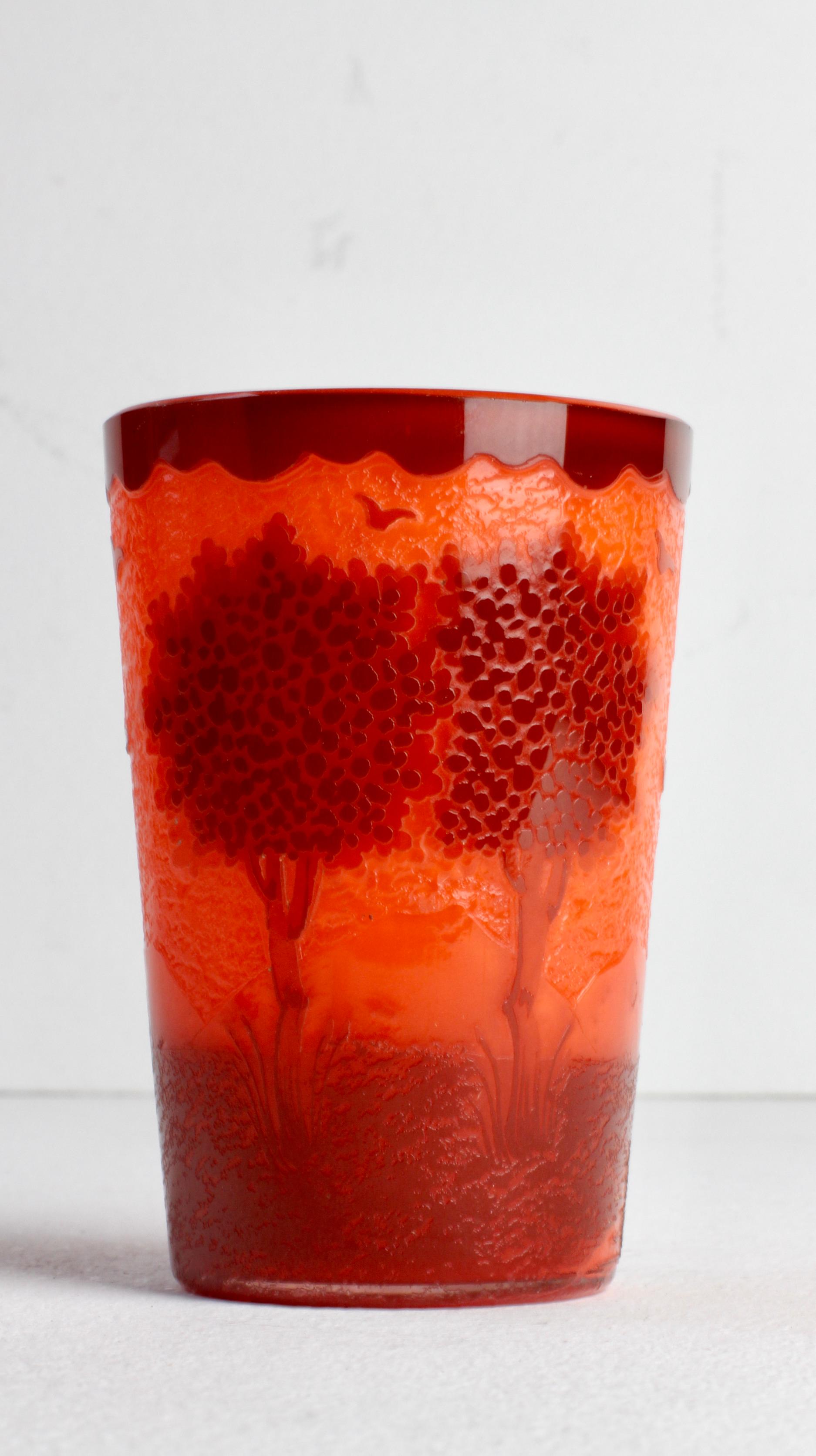 Vaso o jarrón pequeño francés Art Nouveau de vidrio naranja tallado a mano hacia 1900 principios del siglo XX en venta