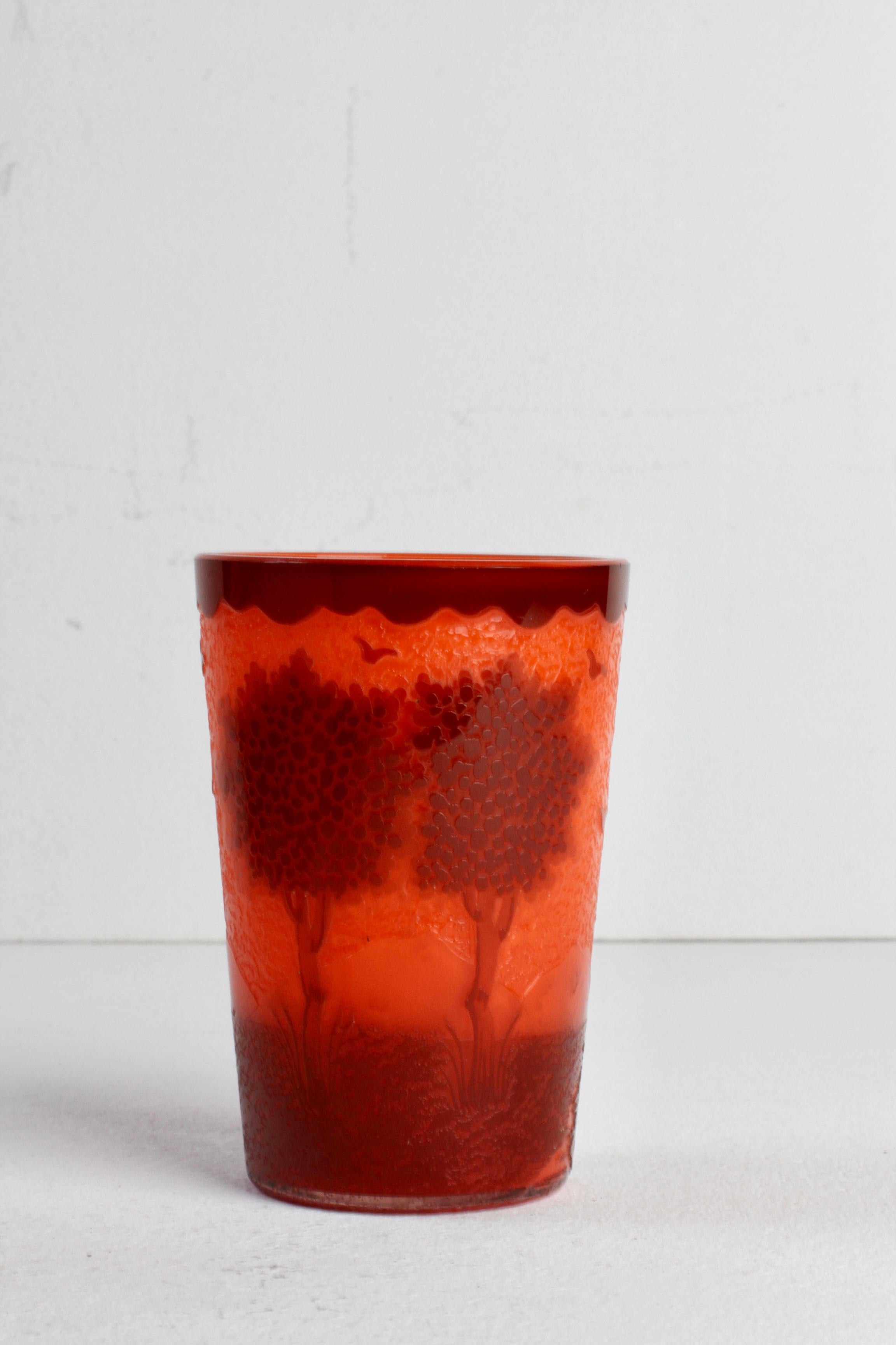 Vaso o jarrón pequeño francés Art Nouveau de vidrio naranja tallado a mano hacia 1900 Vidrio soplado en venta