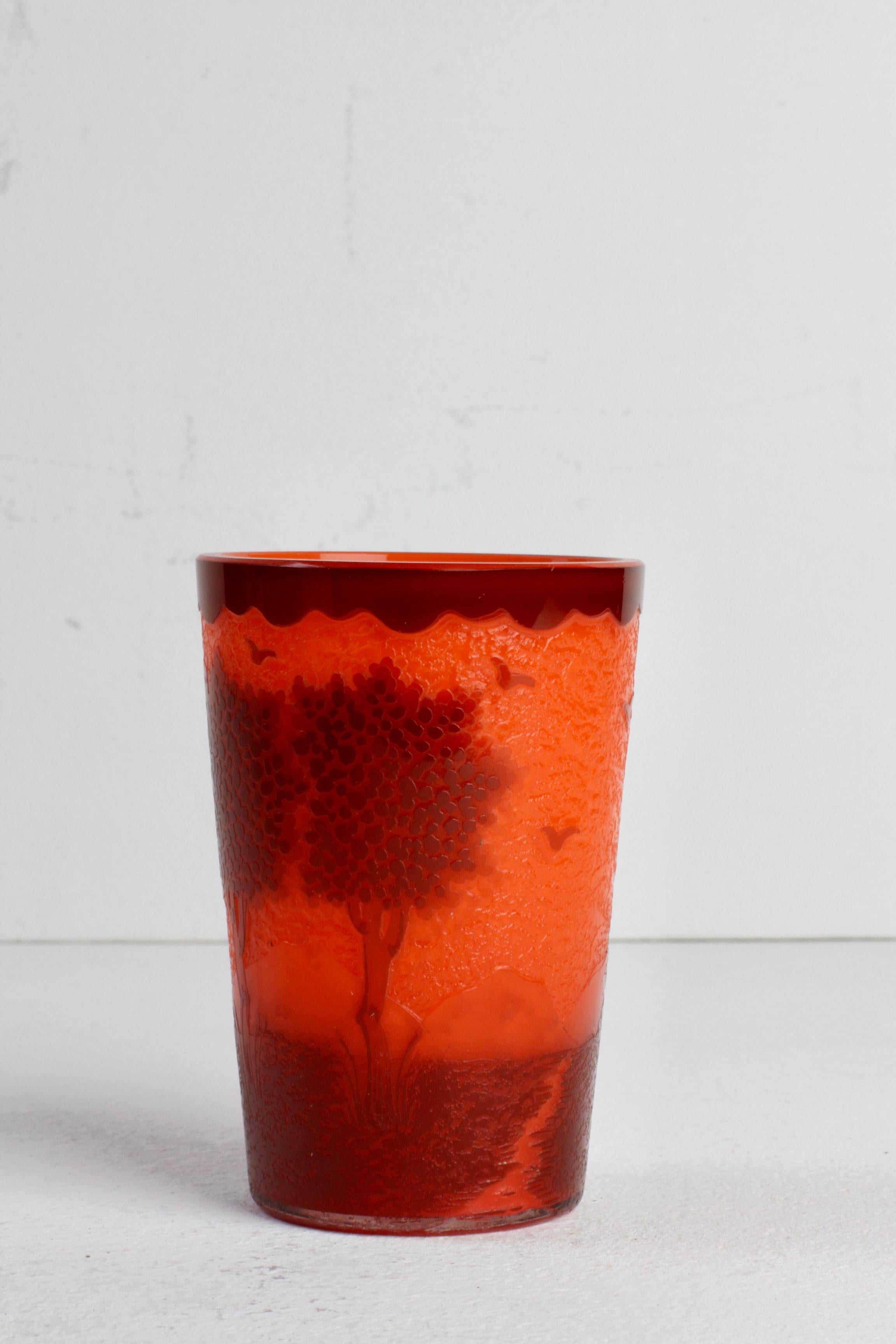 Vaso o jarrón pequeño francés Art Nouveau de vidrio naranja tallado a mano hacia 1900 en venta 1