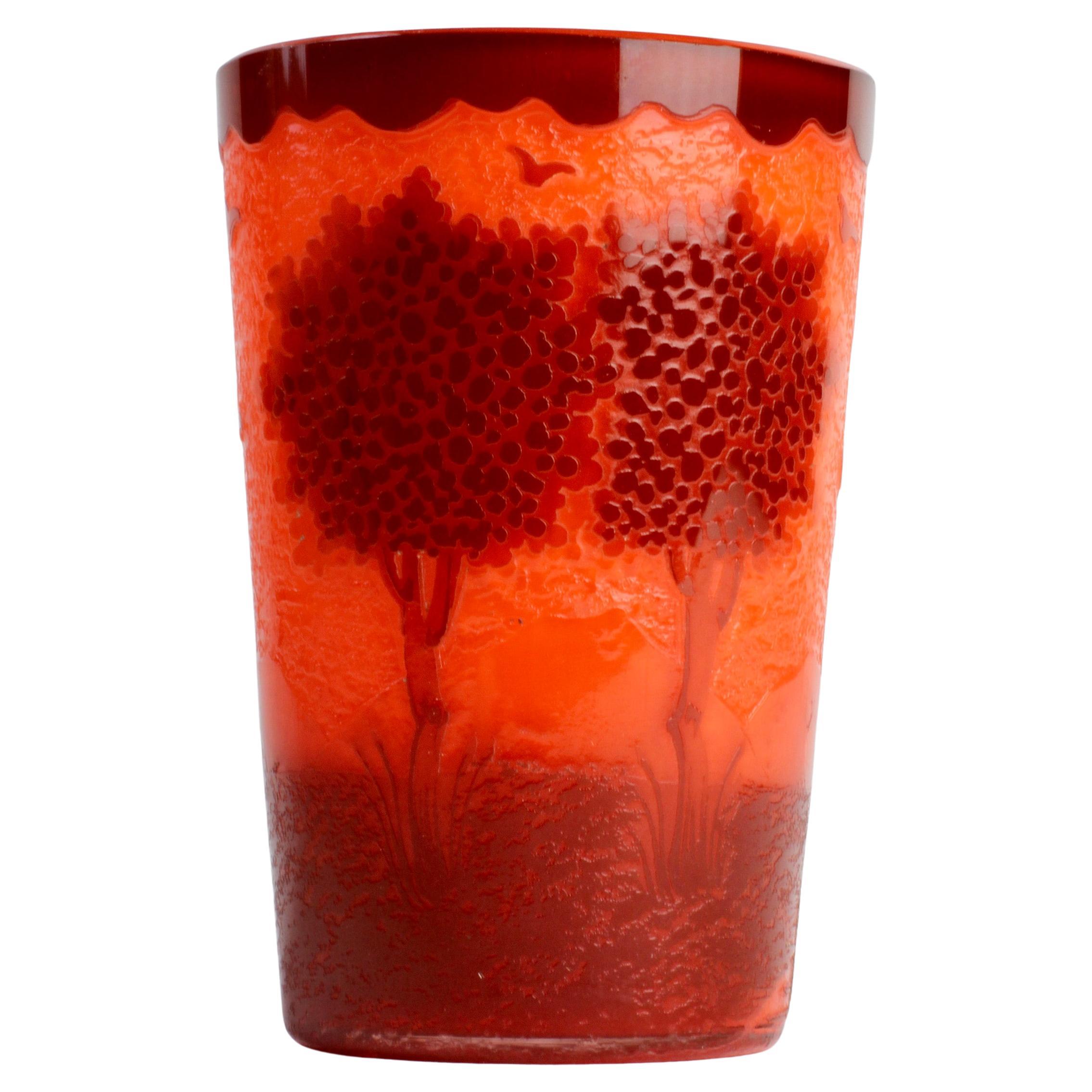 Bicchiere o Petite Vase in vetro arancione francese Art Carved intagliato a mano, circa 1900