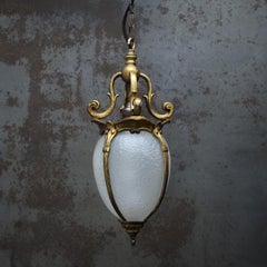 Lámpara colgante Art Nouveau francesa de latón pesado y cristal grabado, años 20