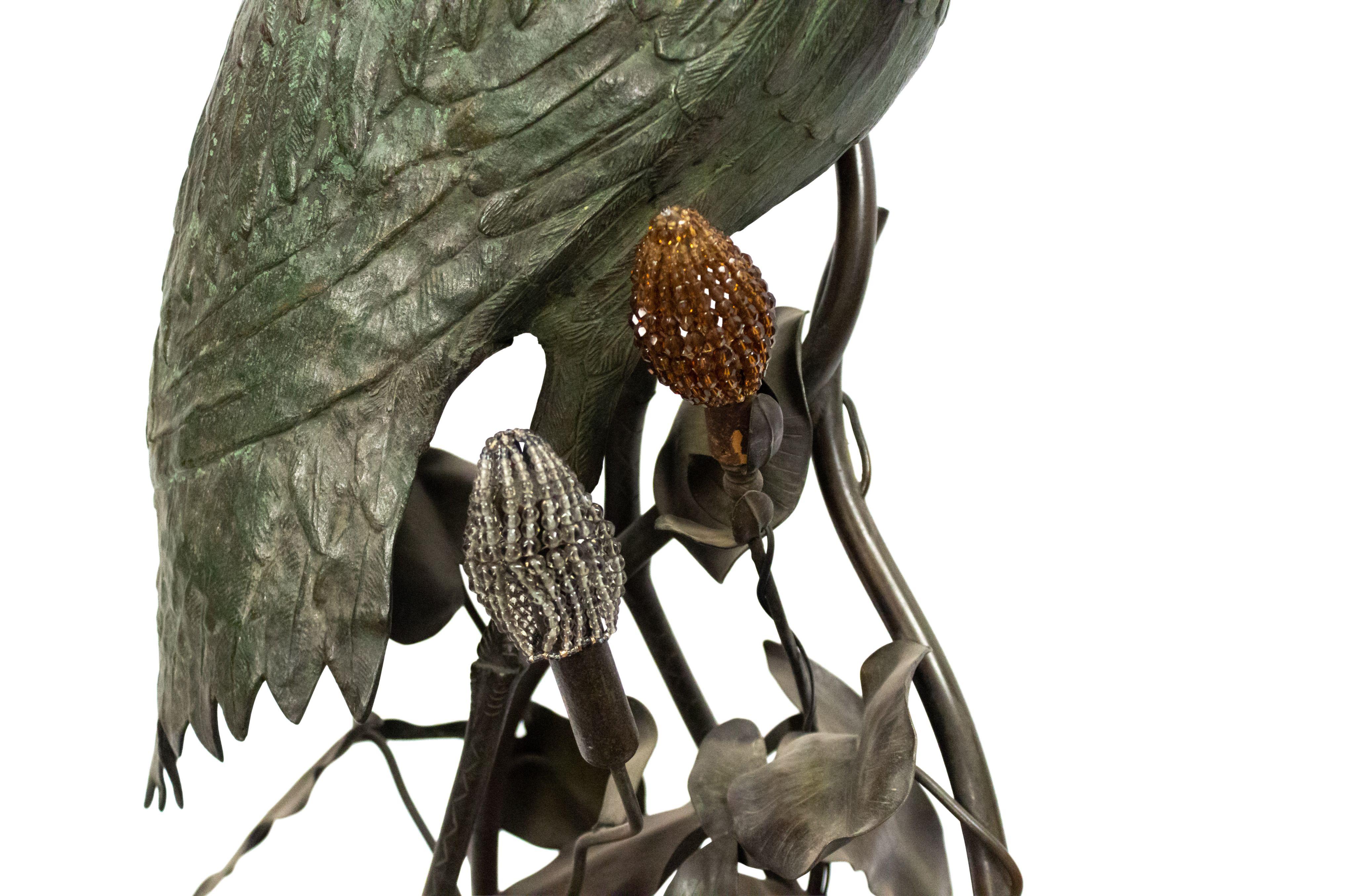 Art nouveau Lampadaire en métal moulé Art Nouveau français représentant un héron avec des nénuphar en vente