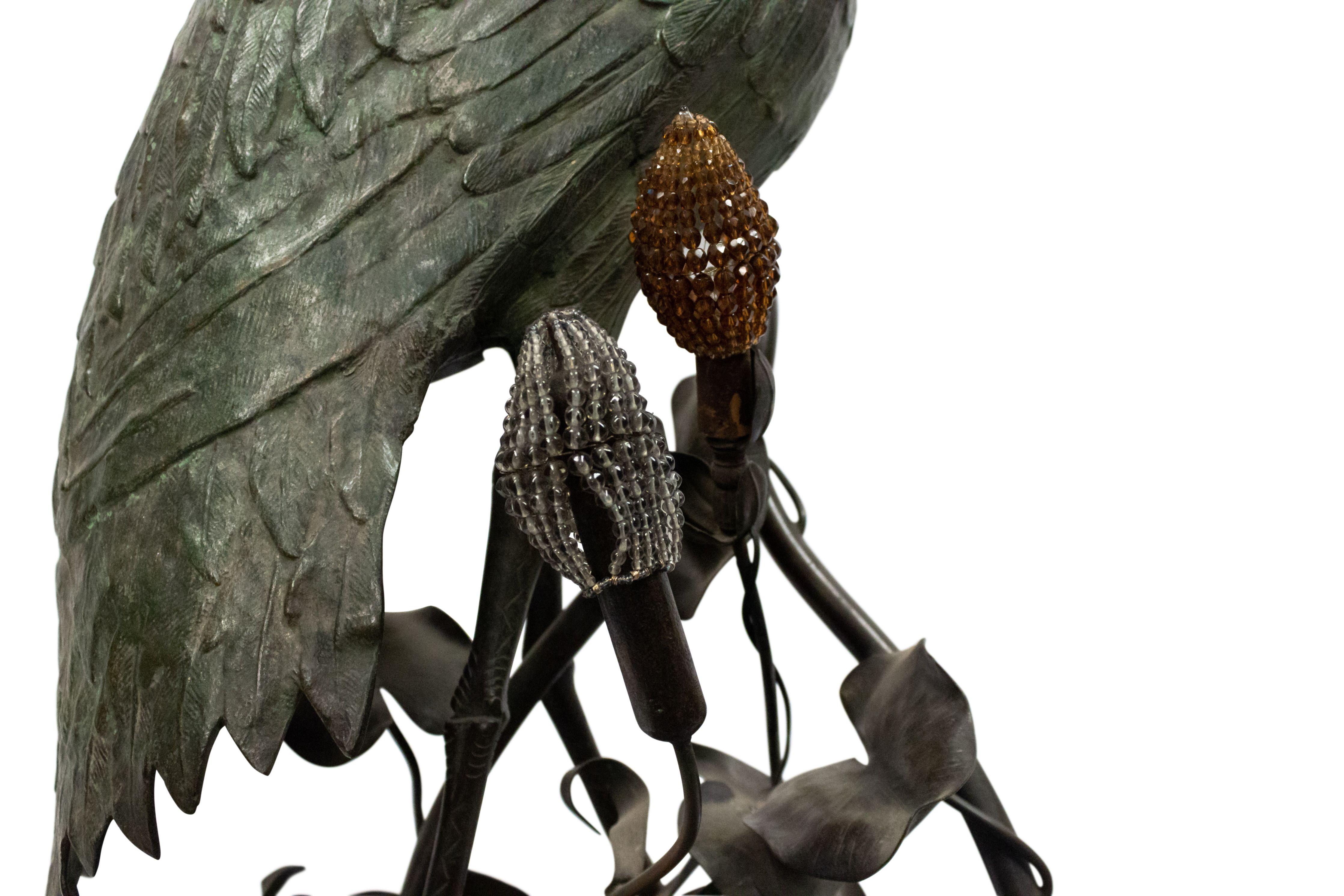 Laiton Lampadaire en métal moulé Art Nouveau français représentant un héron avec des nénuphar en vente