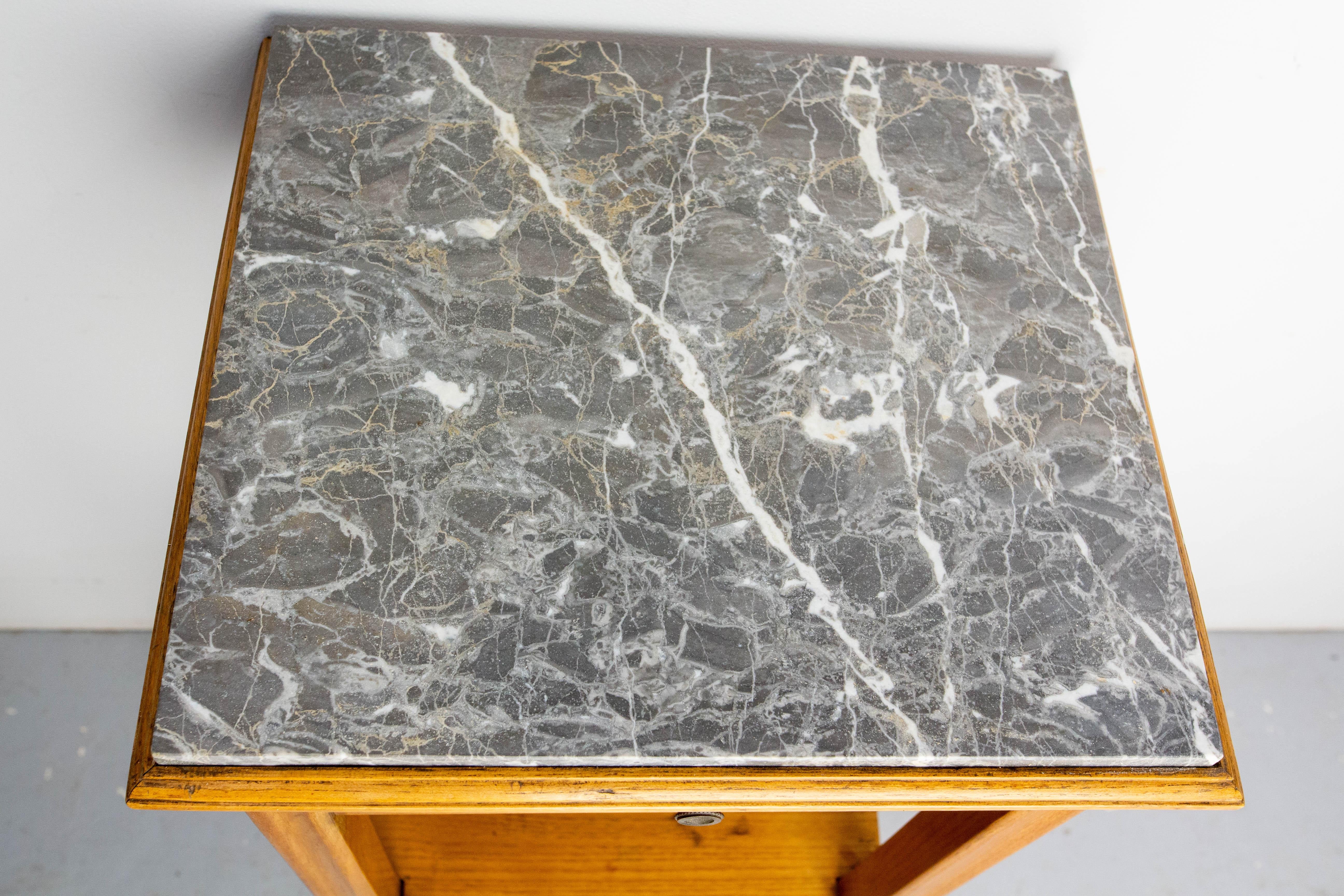 Mesa auxiliar alta francesa Art Nouveau Madera de fresno y mármol Pedestal de entrada c 1920 siglo XX en venta