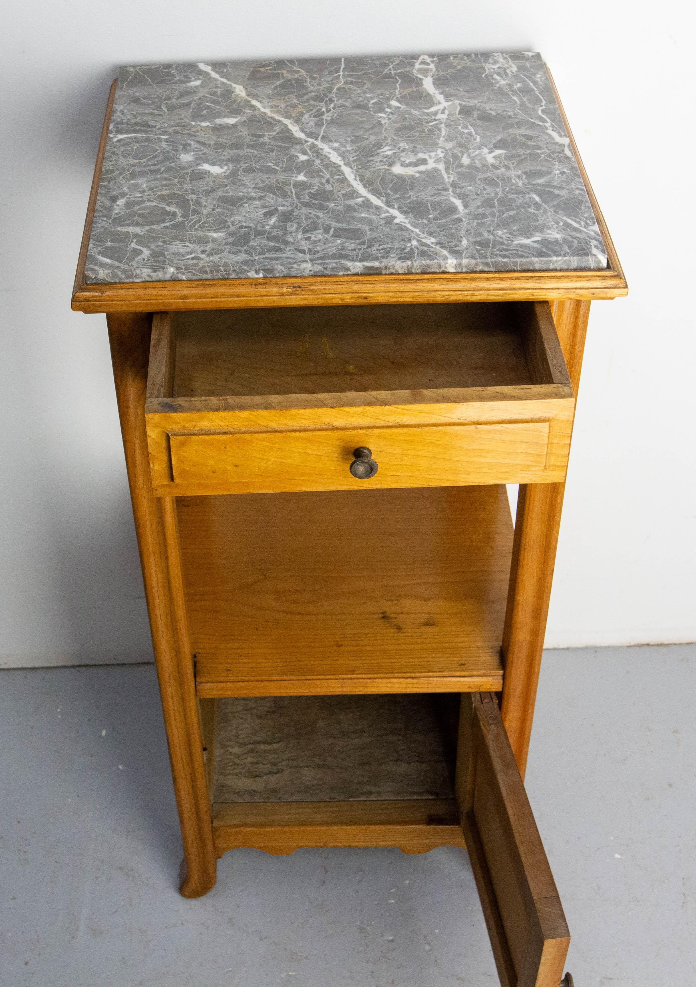 Mesa auxiliar alta francesa Art Nouveau Madera de fresno y mármol Pedestal de entrada c 1920 Latón en venta