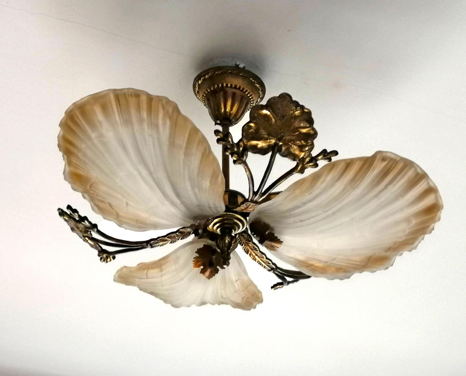 French Art Nouveau Hollywood Regency Chandelier, Gilt Bronze and Amber Glass In Good Condition In Coimbra, PT